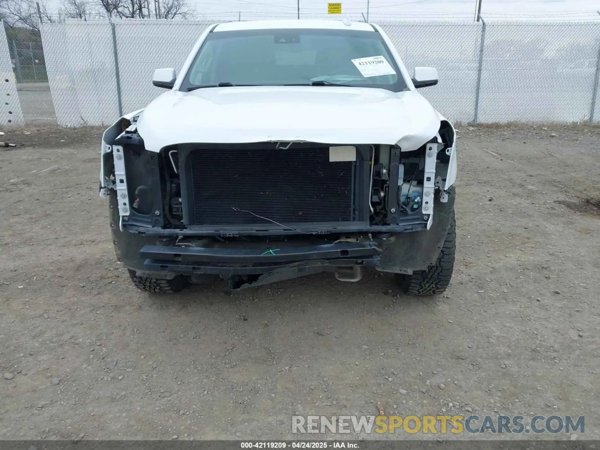6 Photograph of a damaged car 1GKS2GKC9KR159332 GMC YUKON XL 2019