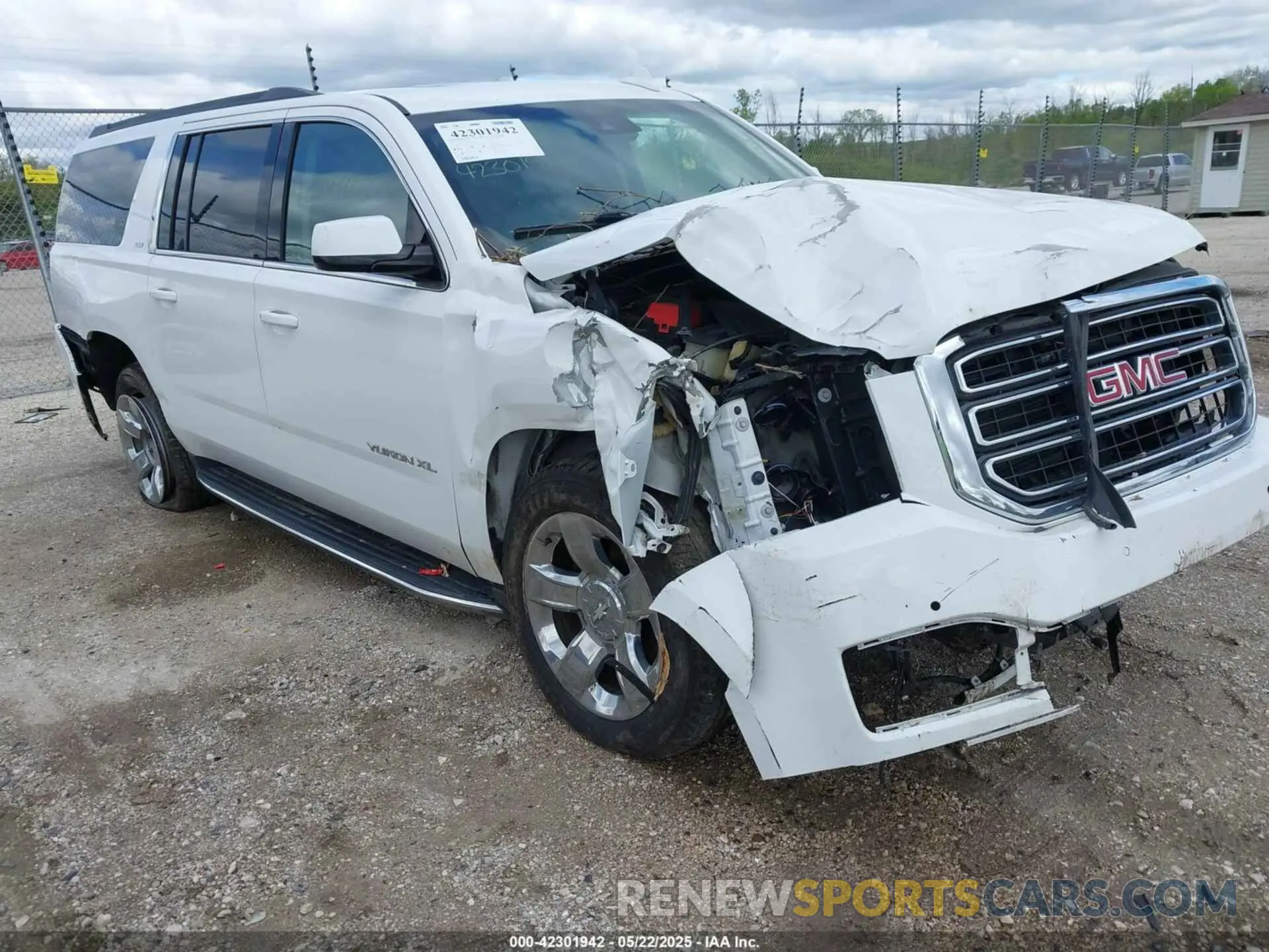 1 Photograph of a damaged car 1GKS2GKCXKR280239 GMC YUKON XL 2019