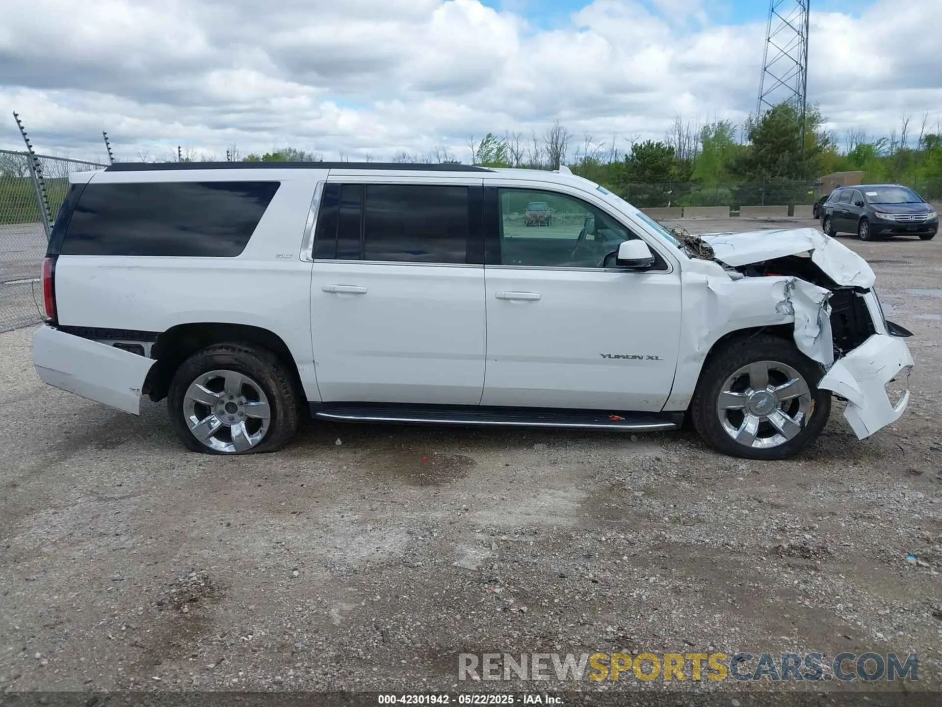 13 Photograph of a damaged car 1GKS2GKCXKR280239 GMC YUKON XL 2019
