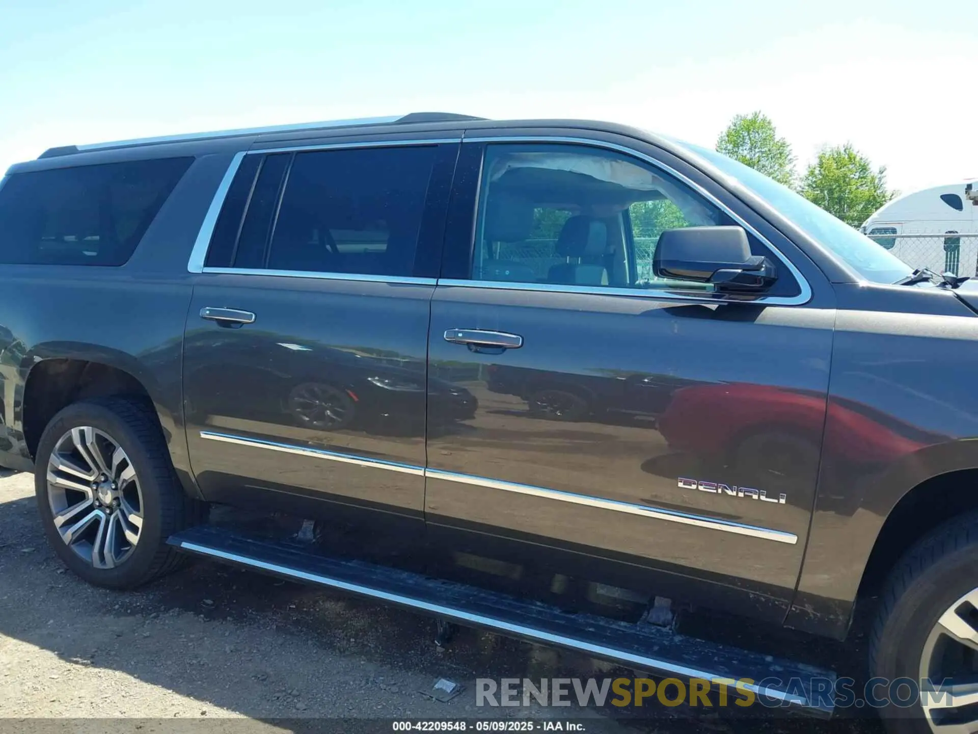 14 Photograph of a damaged car 1GKS2HKJ2KR387225 GMC YUKON XL 2019