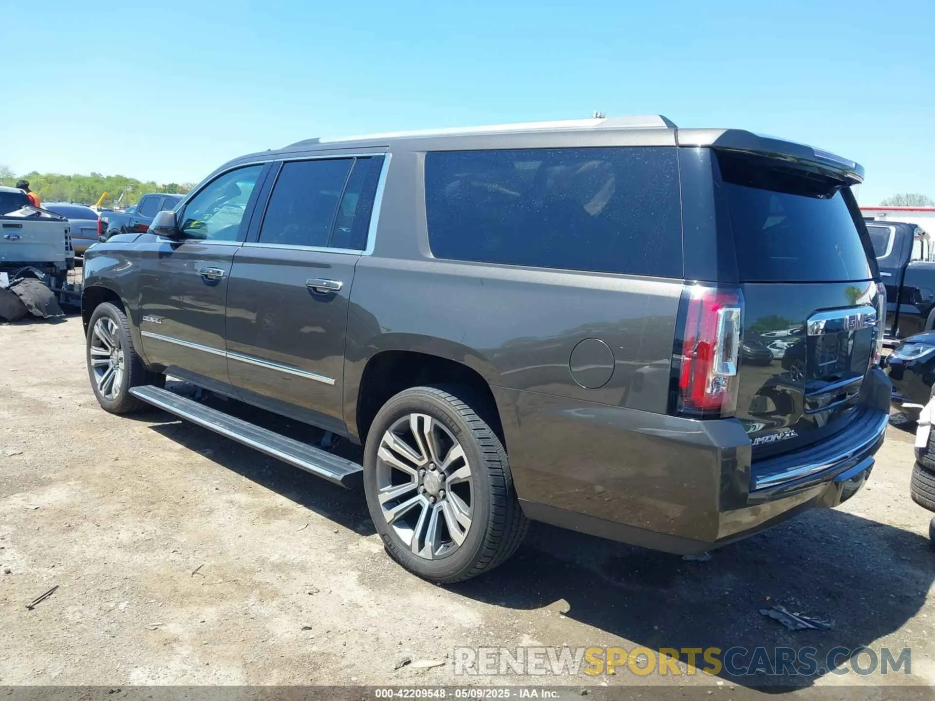 3 Photograph of a damaged car 1GKS2HKJ2KR387225 GMC YUKON XL 2019