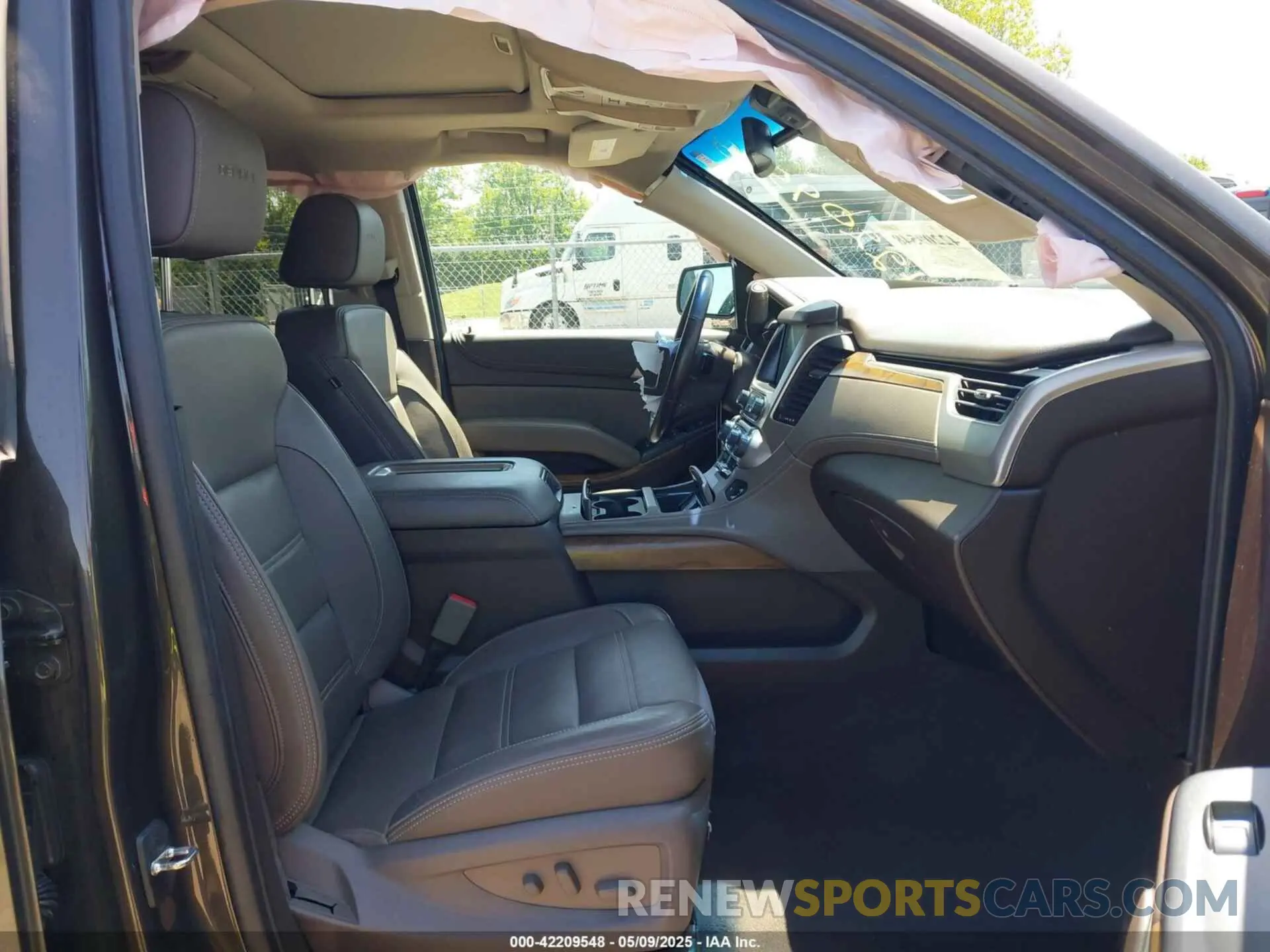 5 Photograph of a damaged car 1GKS2HKJ2KR387225 GMC YUKON XL 2019