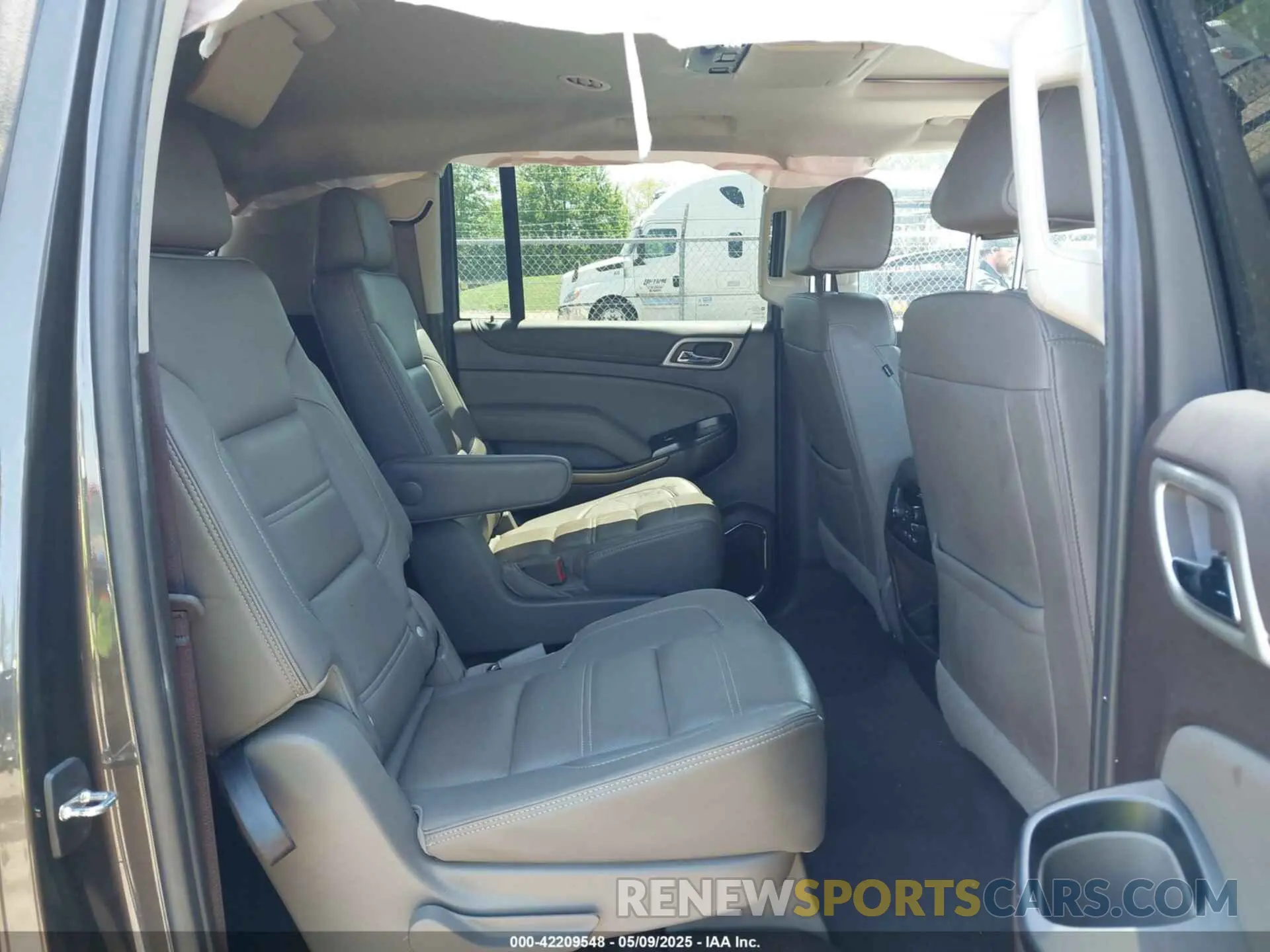 8 Photograph of a damaged car 1GKS2HKJ2KR387225 GMC YUKON XL 2019