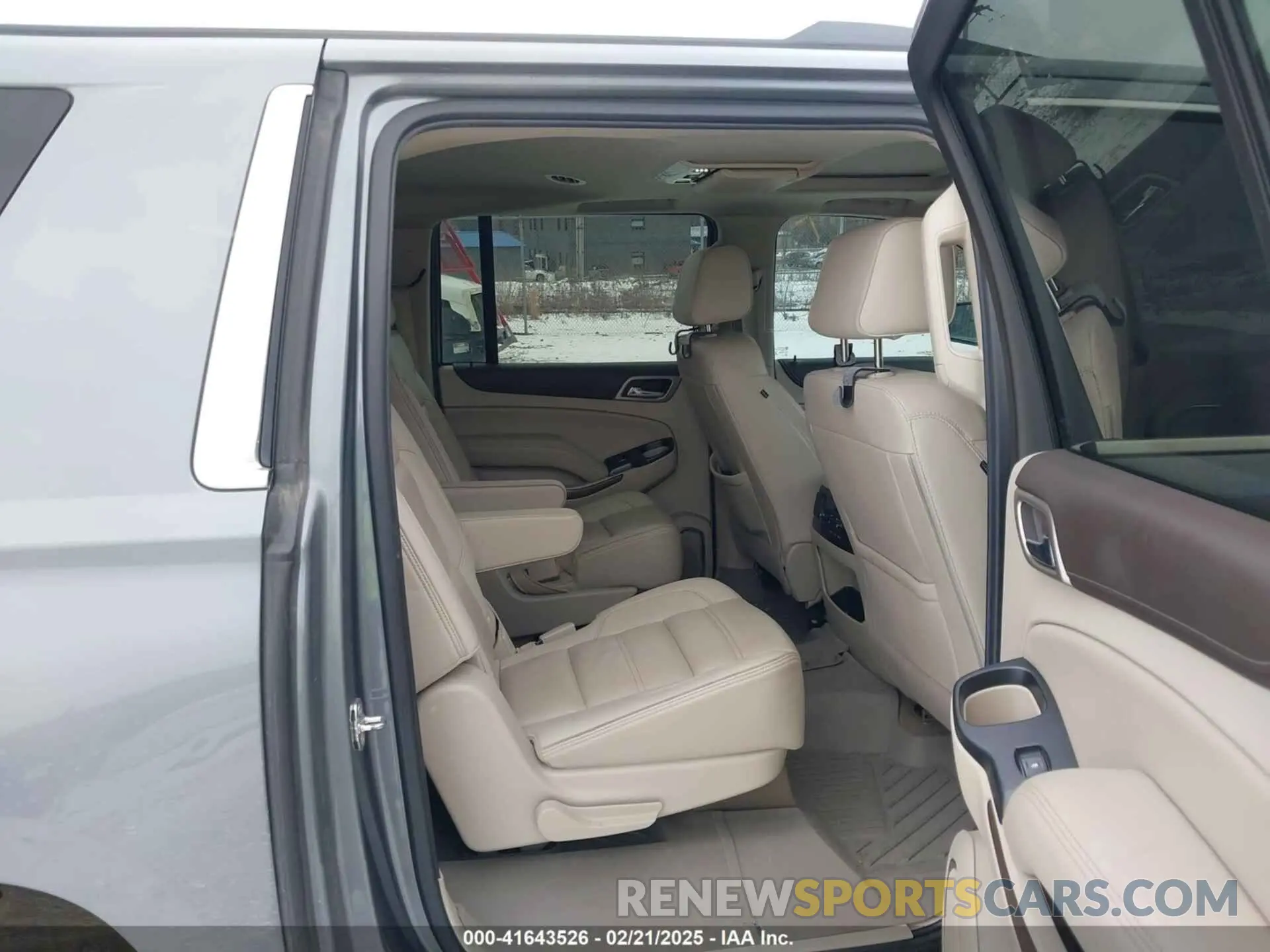8 Photograph of a damaged car 1GKS2HKJ3KR226480 GMC YUKON XL 2019