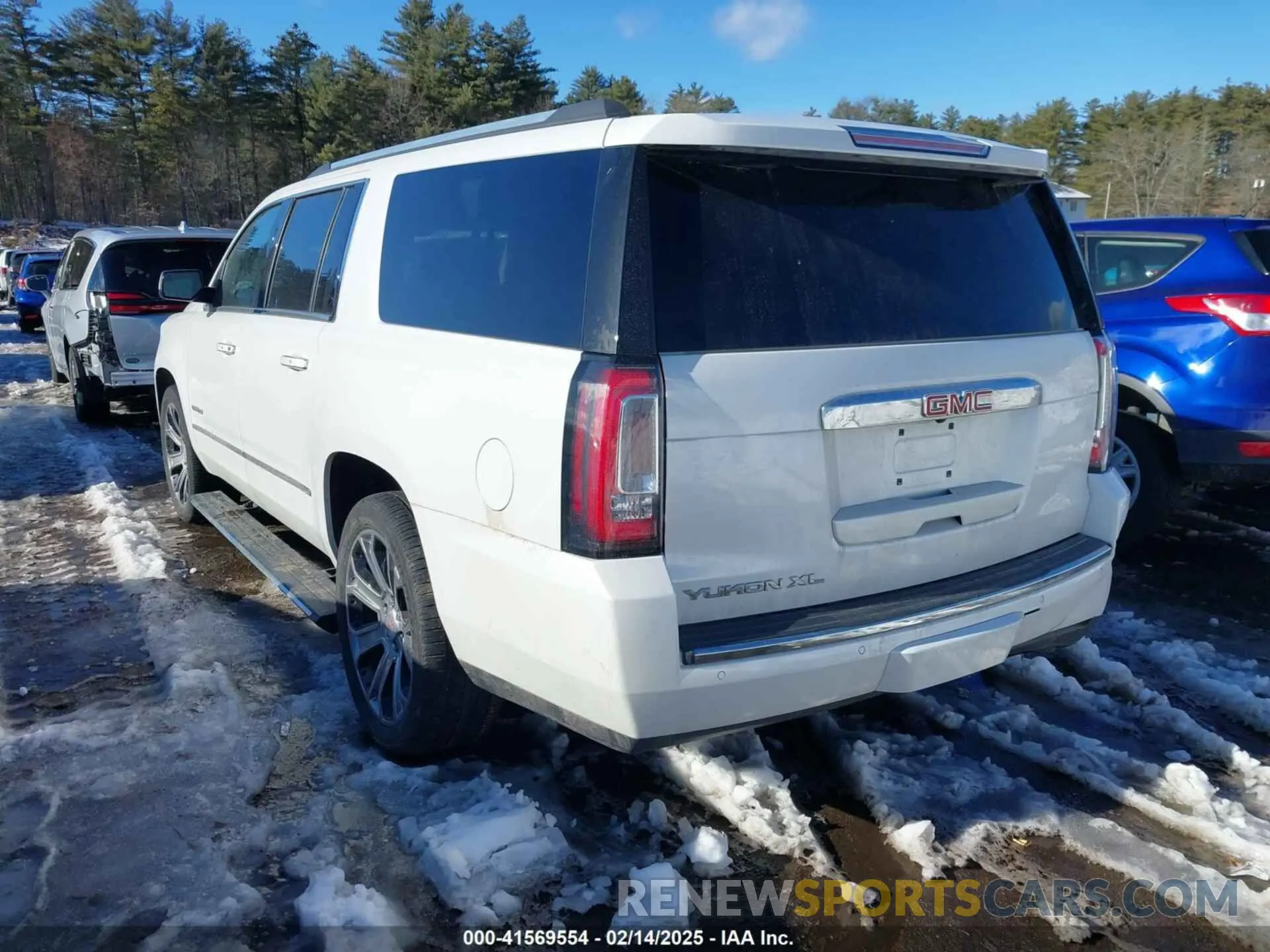 3 Photograph of a damaged car 1GKS2HKJ6KR191305 GMC YUKON XL 2019