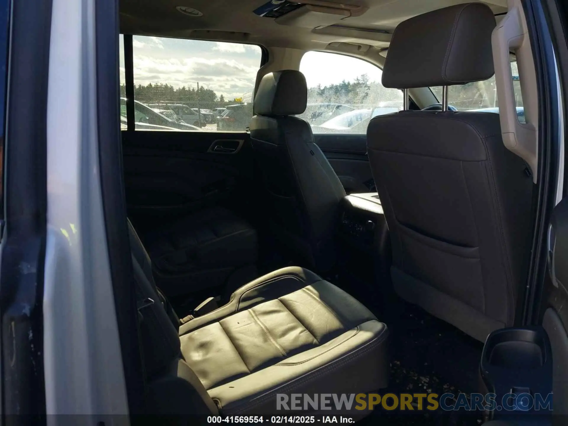 8 Photograph of a damaged car 1GKS2HKJ6KR191305 GMC YUKON XL 2019
