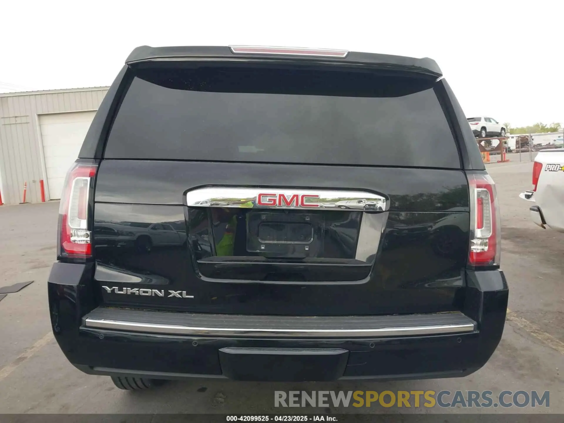 16 Photograph of a damaged car 1GKS2HKJ7KR390685 GMC YUKON XL 2019