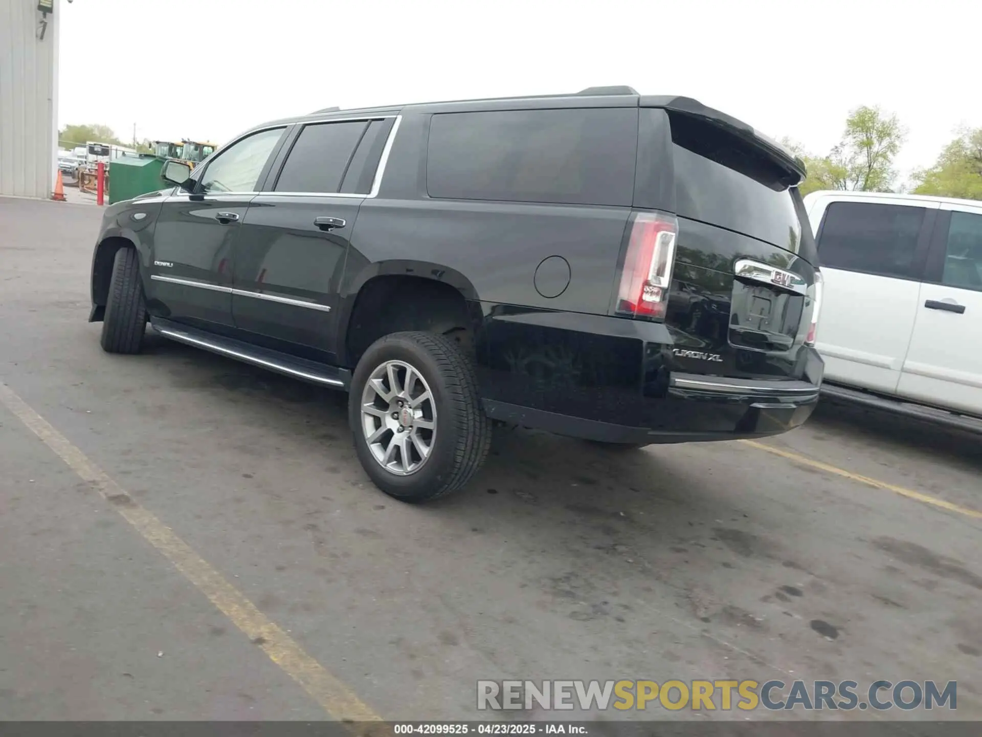 3 Photograph of a damaged car 1GKS2HKJ7KR390685 GMC YUKON XL 2019
