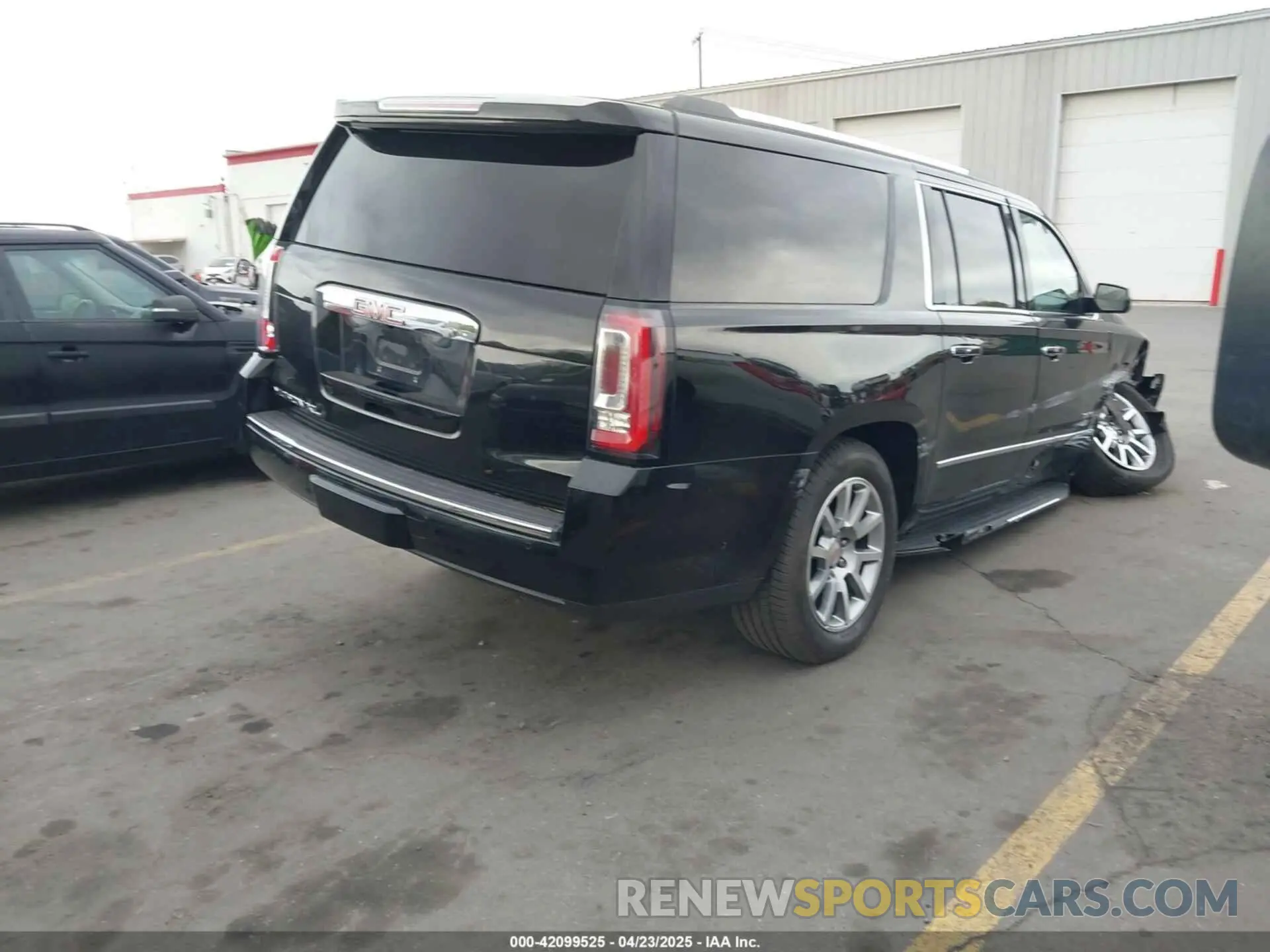 4 Photograph of a damaged car 1GKS2HKJ7KR390685 GMC YUKON XL 2019