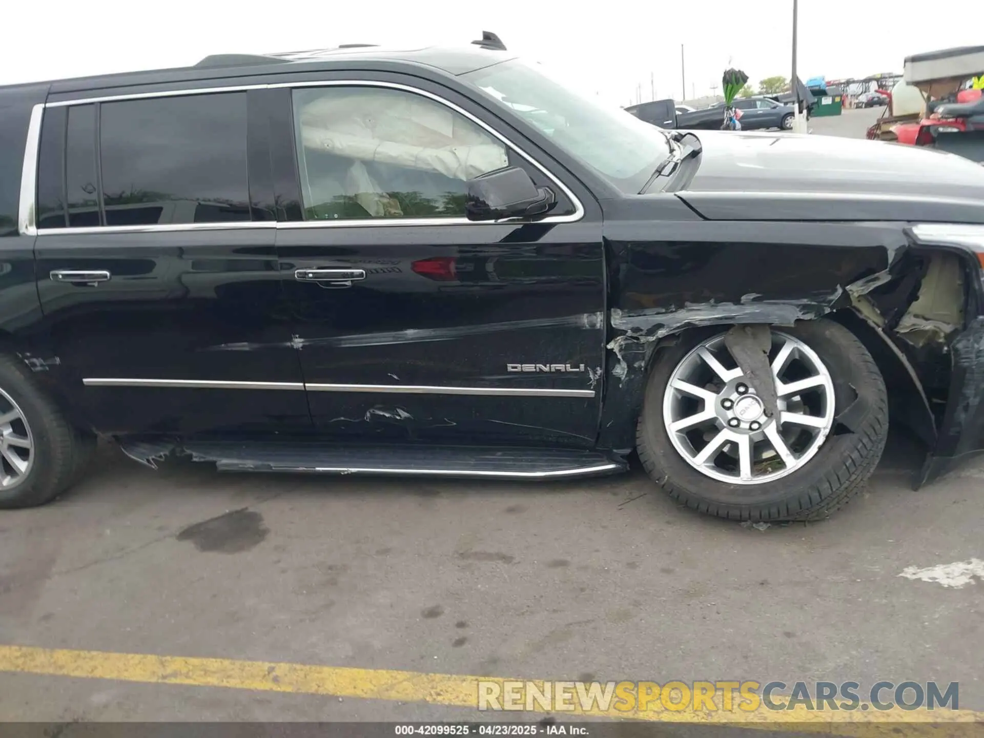 6 Photograph of a damaged car 1GKS2HKJ7KR390685 GMC YUKON XL 2019