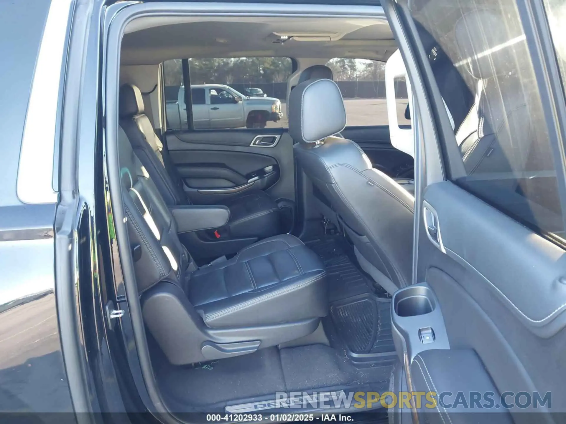 7 Photograph of a damaged car 1GKS2HKJ9KR152434 GMC YUKON XL 2019