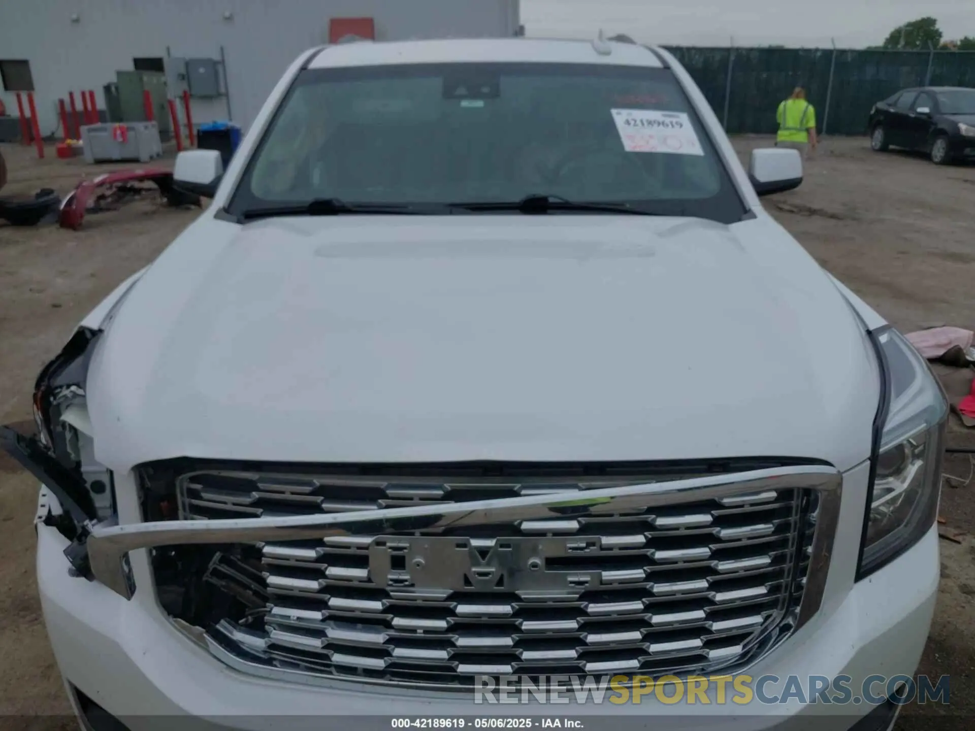 10 Photograph of a damaged car 1GKS2HKJXKR151342 GMC YUKON XL 2019
