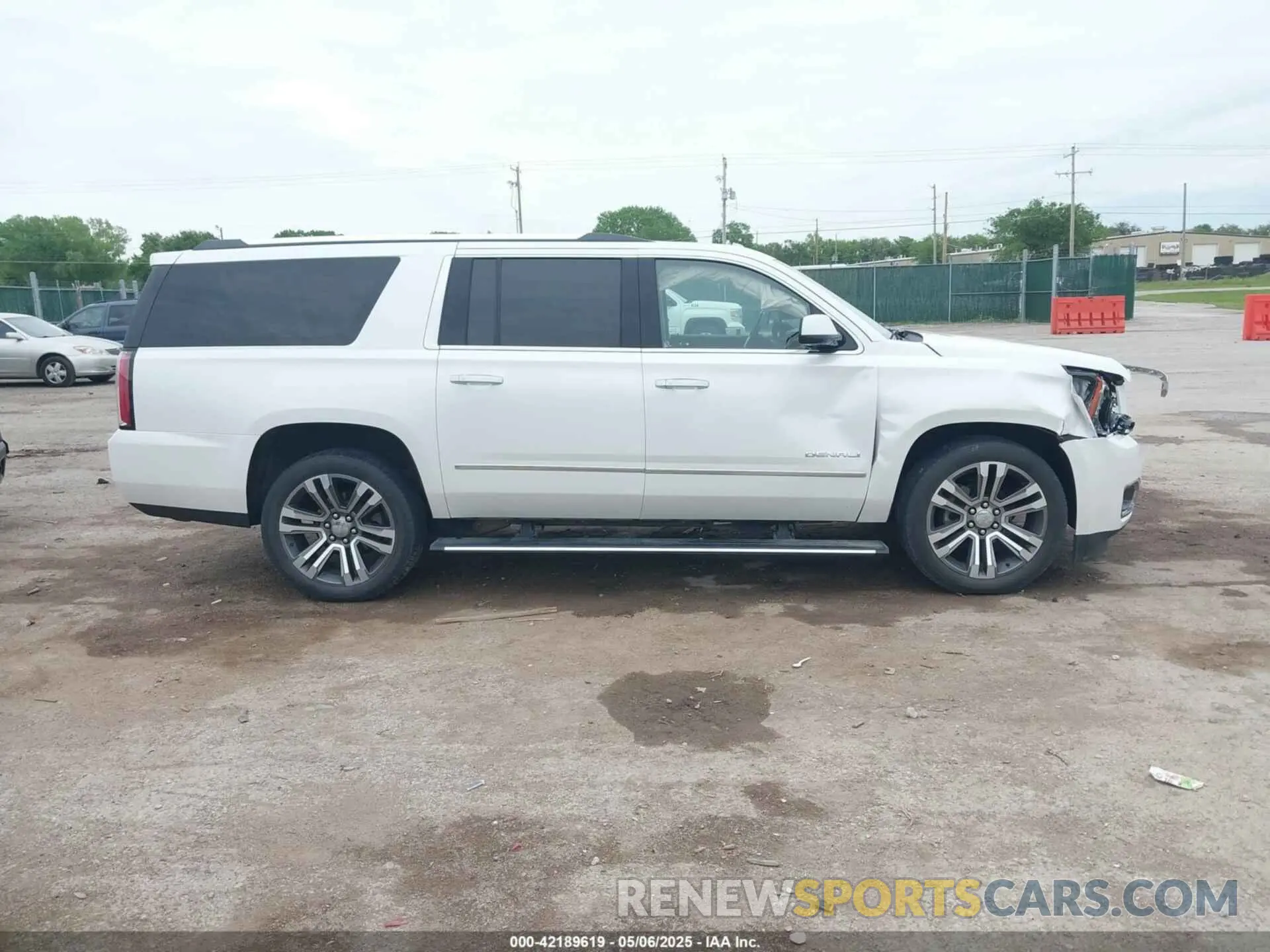14 Photograph of a damaged car 1GKS2HKJXKR151342 GMC YUKON XL 2019