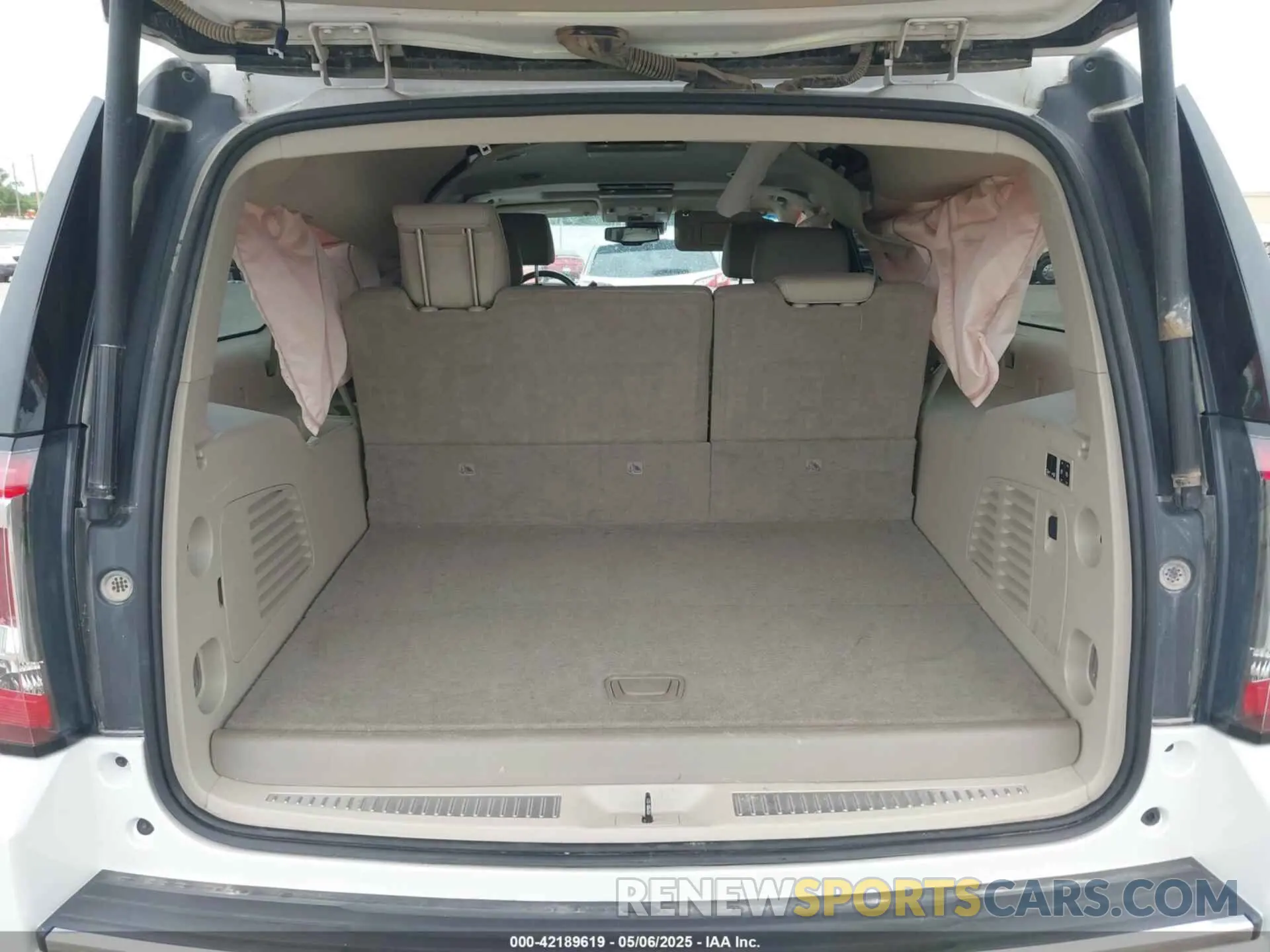 17 Photograph of a damaged car 1GKS2HKJXKR151342 GMC YUKON XL 2019