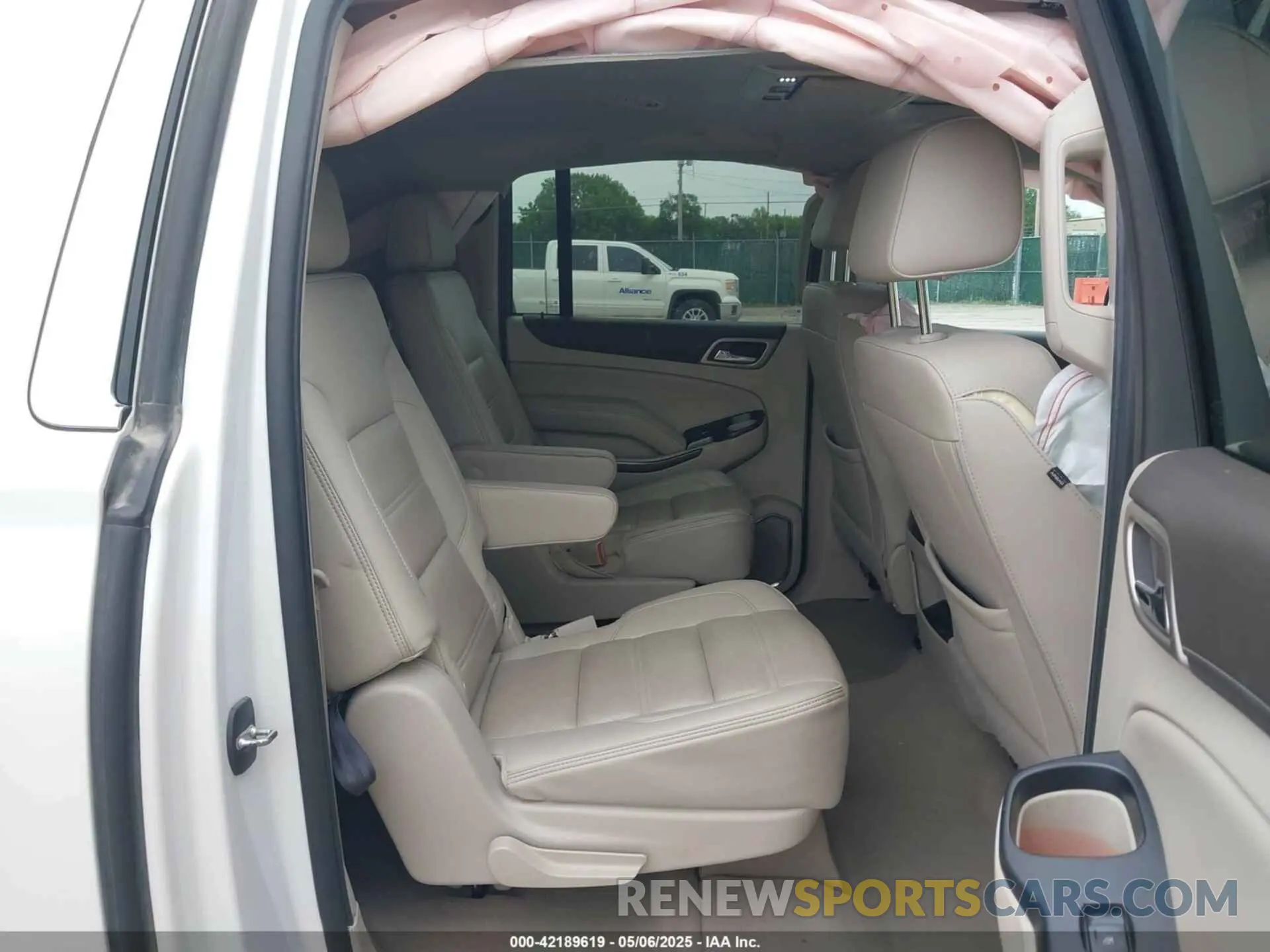 8 Photograph of a damaged car 1GKS2HKJXKR151342 GMC YUKON XL 2019