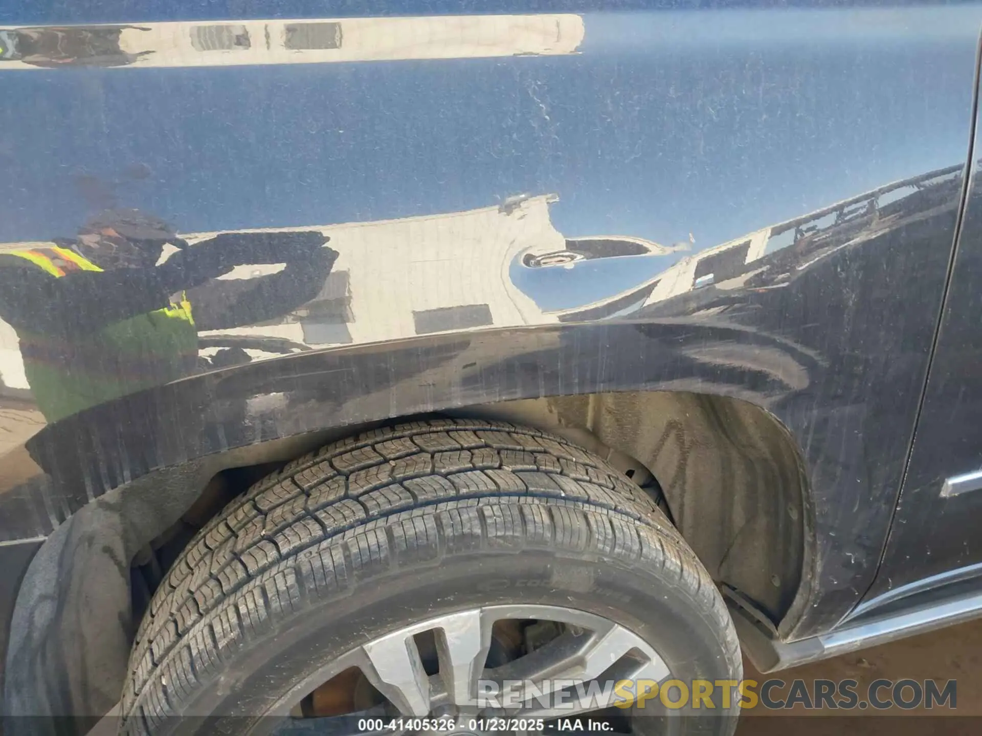 6 Photograph of a damaged car 1GKS1HKJ5LR215226 GMC YUKON XL 2020