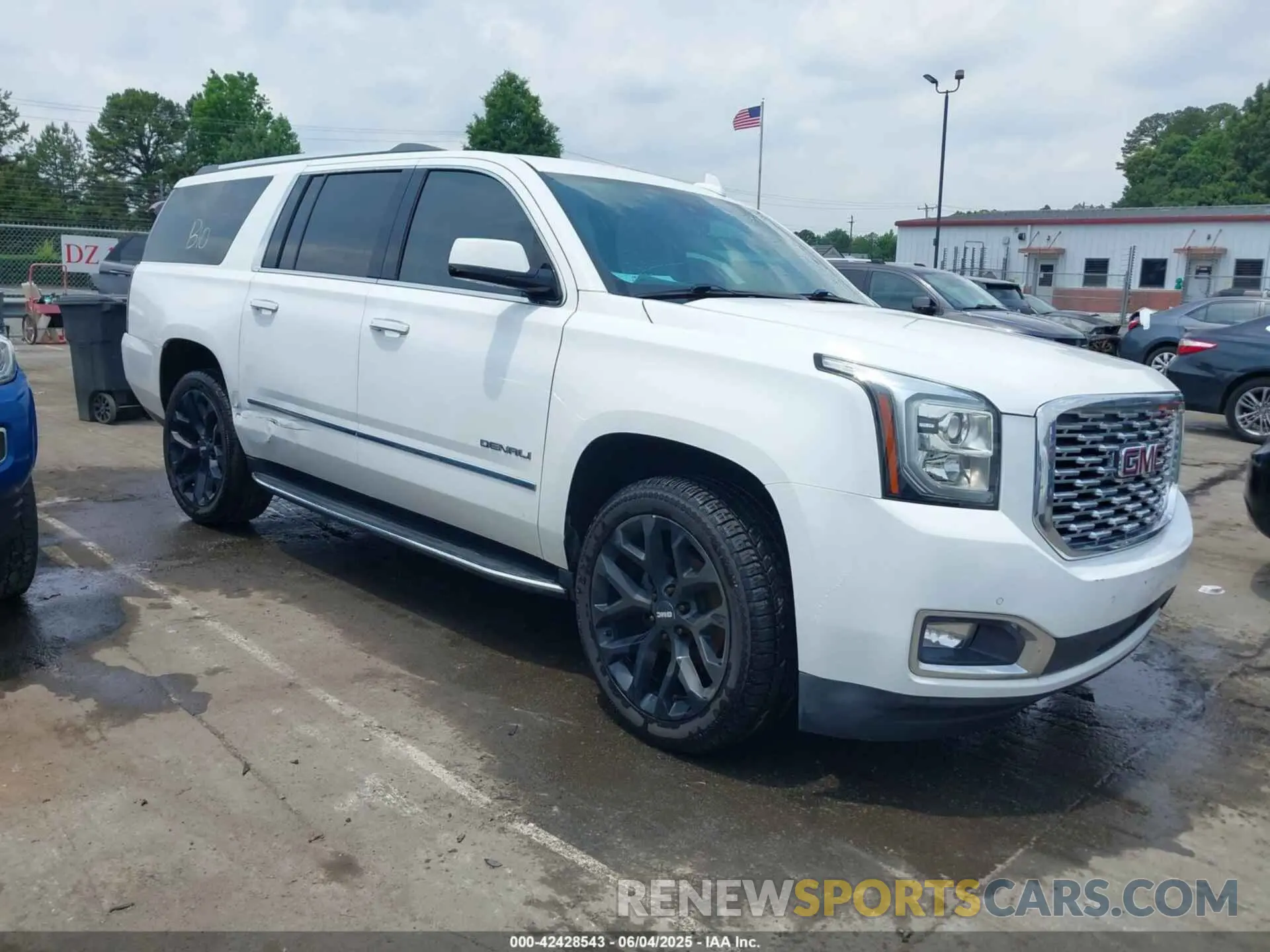 1 Photograph of a damaged car 1GKS1HKJ6LR183578 GMC YUKON XL 2020