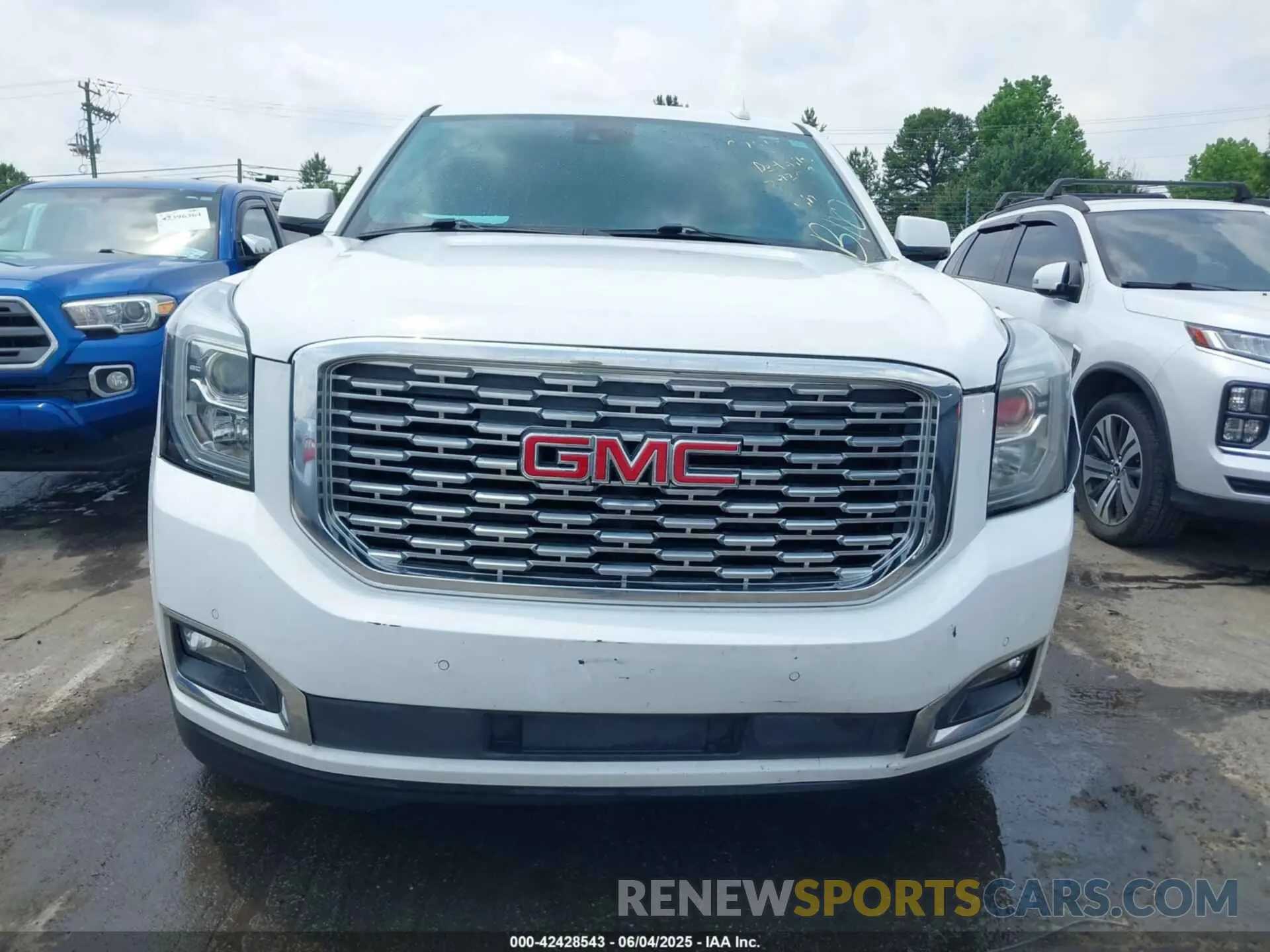 12 Photograph of a damaged car 1GKS1HKJ6LR183578 GMC YUKON XL 2020