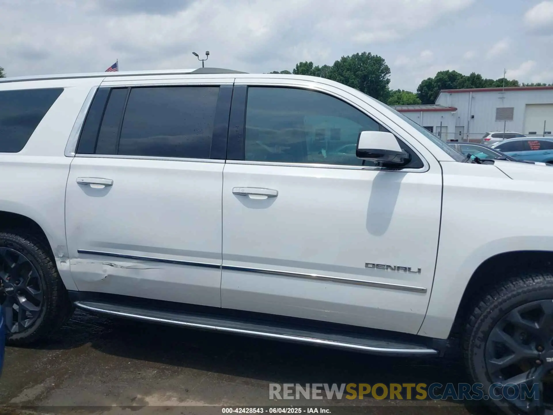 13 Photograph of a damaged car 1GKS1HKJ6LR183578 GMC YUKON XL 2020