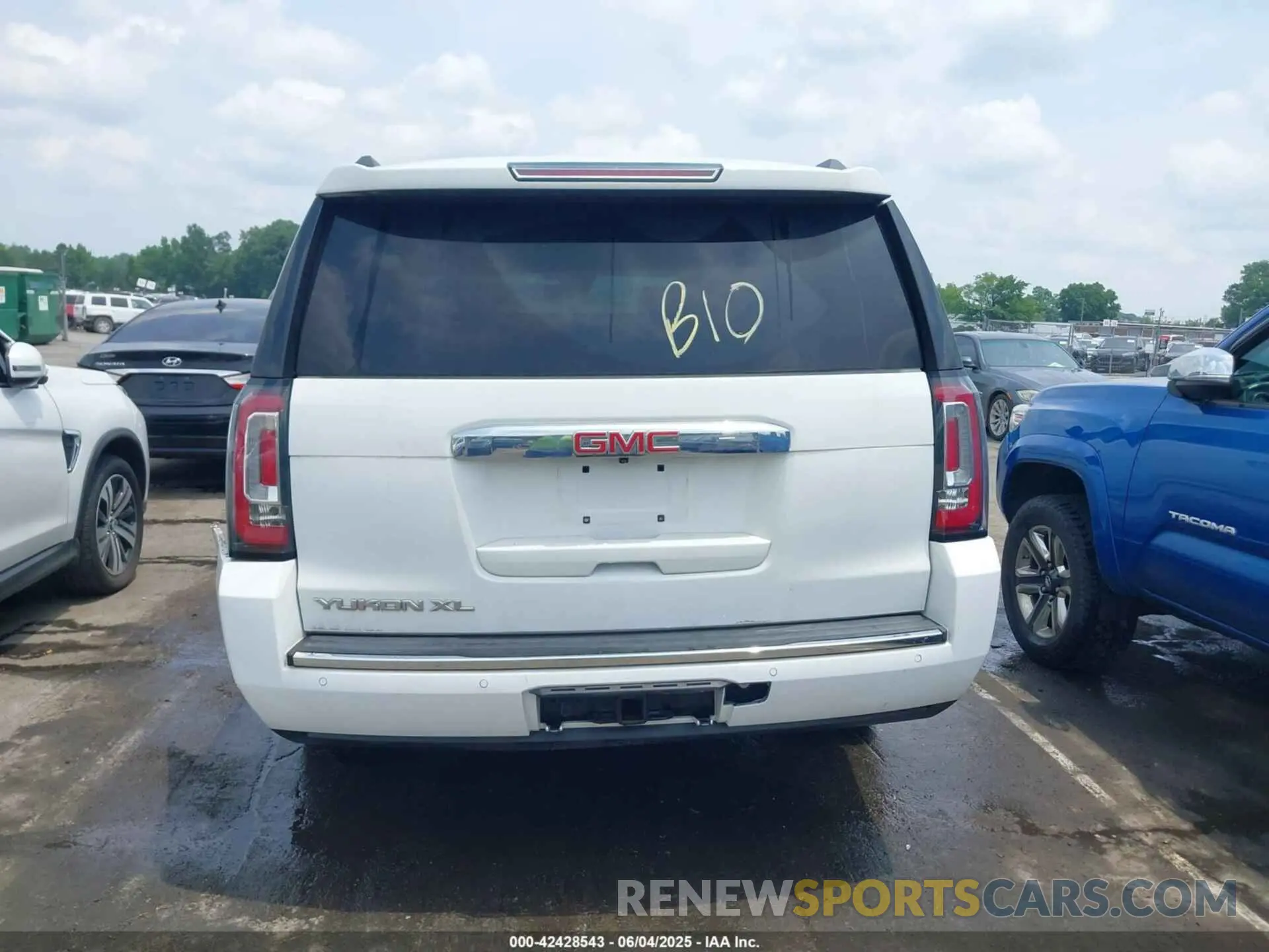 16 Photograph of a damaged car 1GKS1HKJ6LR183578 GMC YUKON XL 2020