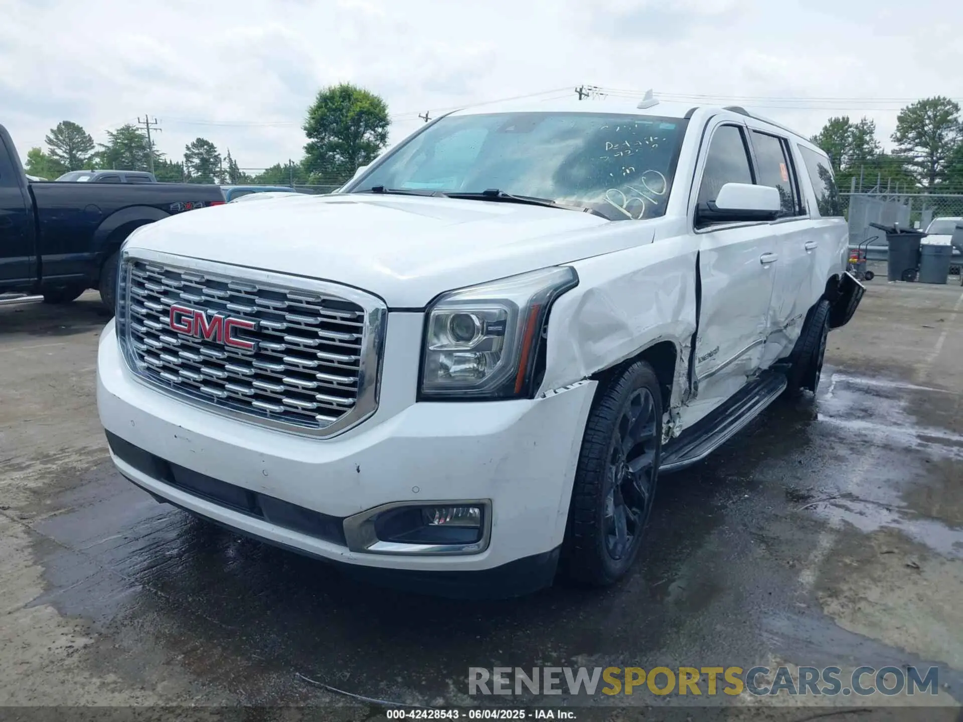 2 Photograph of a damaged car 1GKS1HKJ6LR183578 GMC YUKON XL 2020