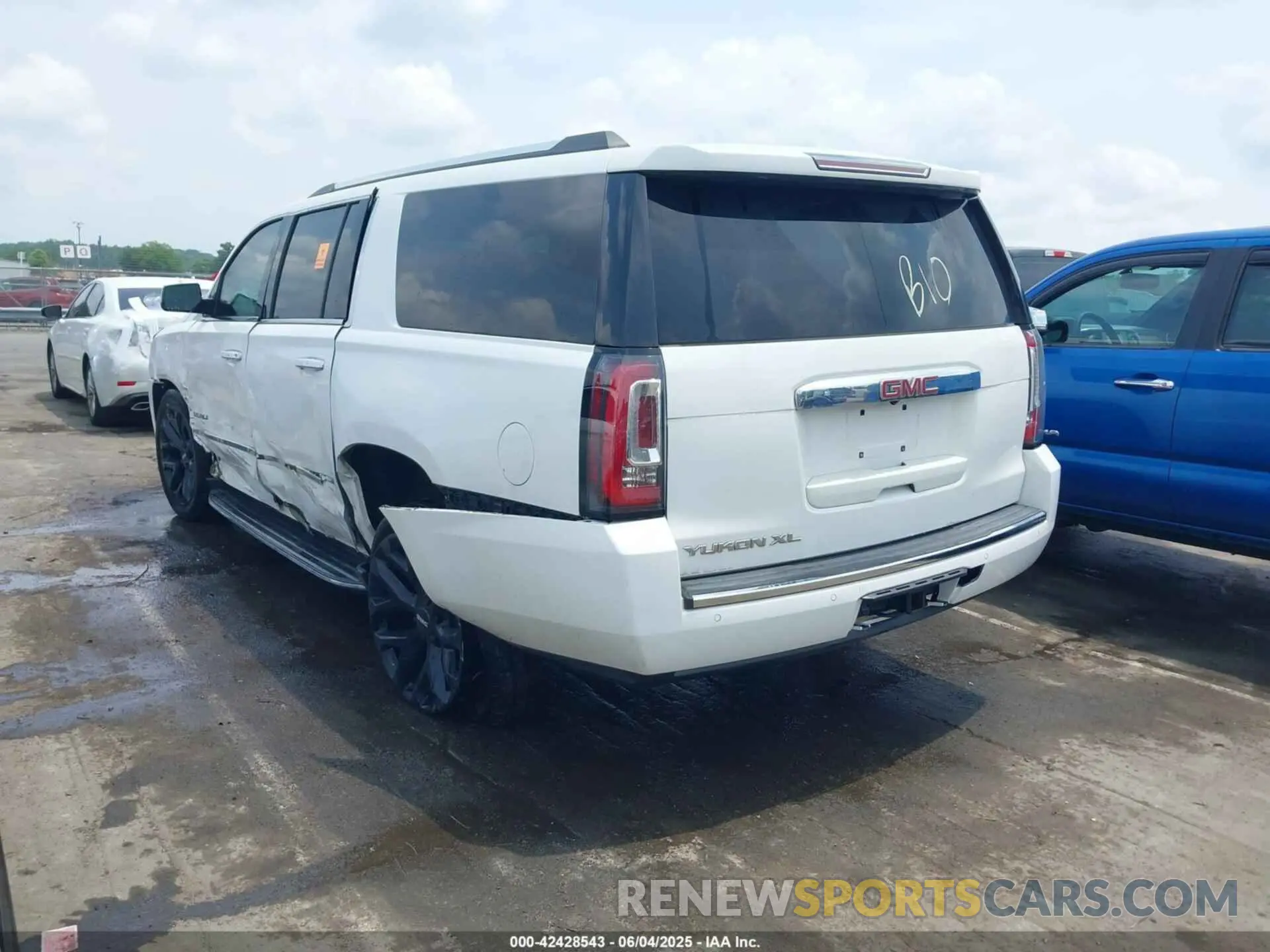3 Photograph of a damaged car 1GKS1HKJ6LR183578 GMC YUKON XL 2020