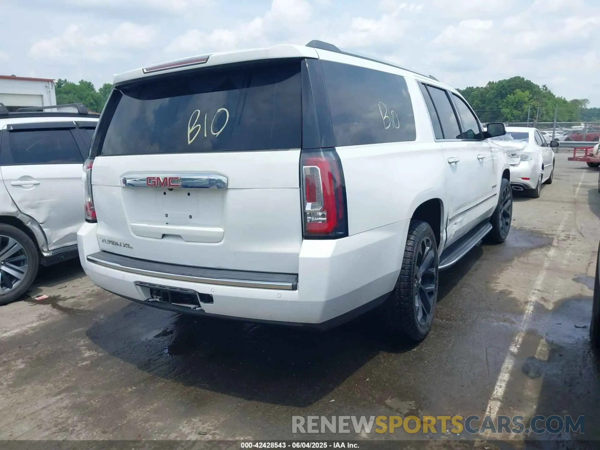4 Photograph of a damaged car 1GKS1HKJ6LR183578 GMC YUKON XL 2020