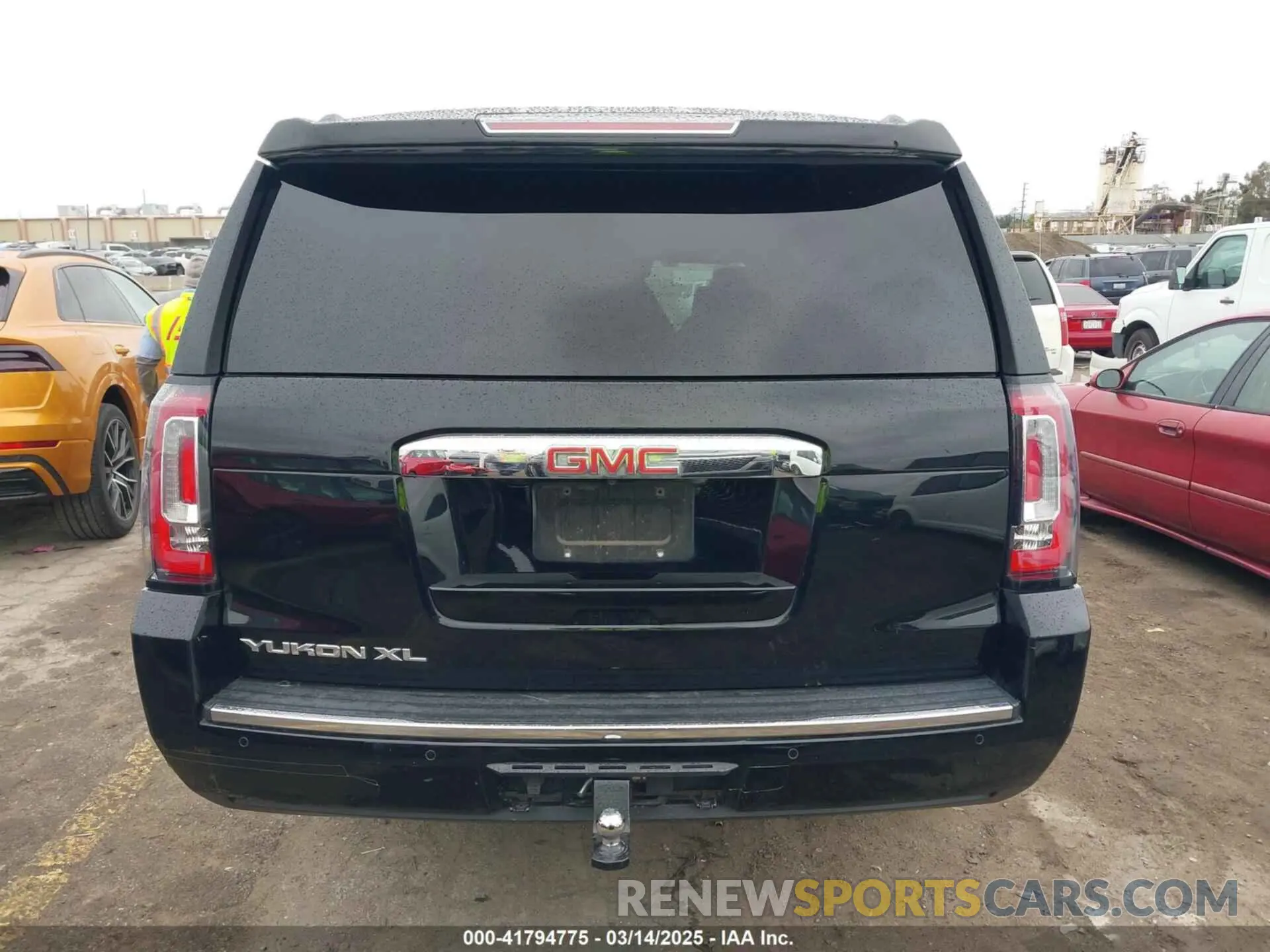 17 Photograph of a damaged car 1GKS1HKJ8LR181119 GMC YUKON XL 2020