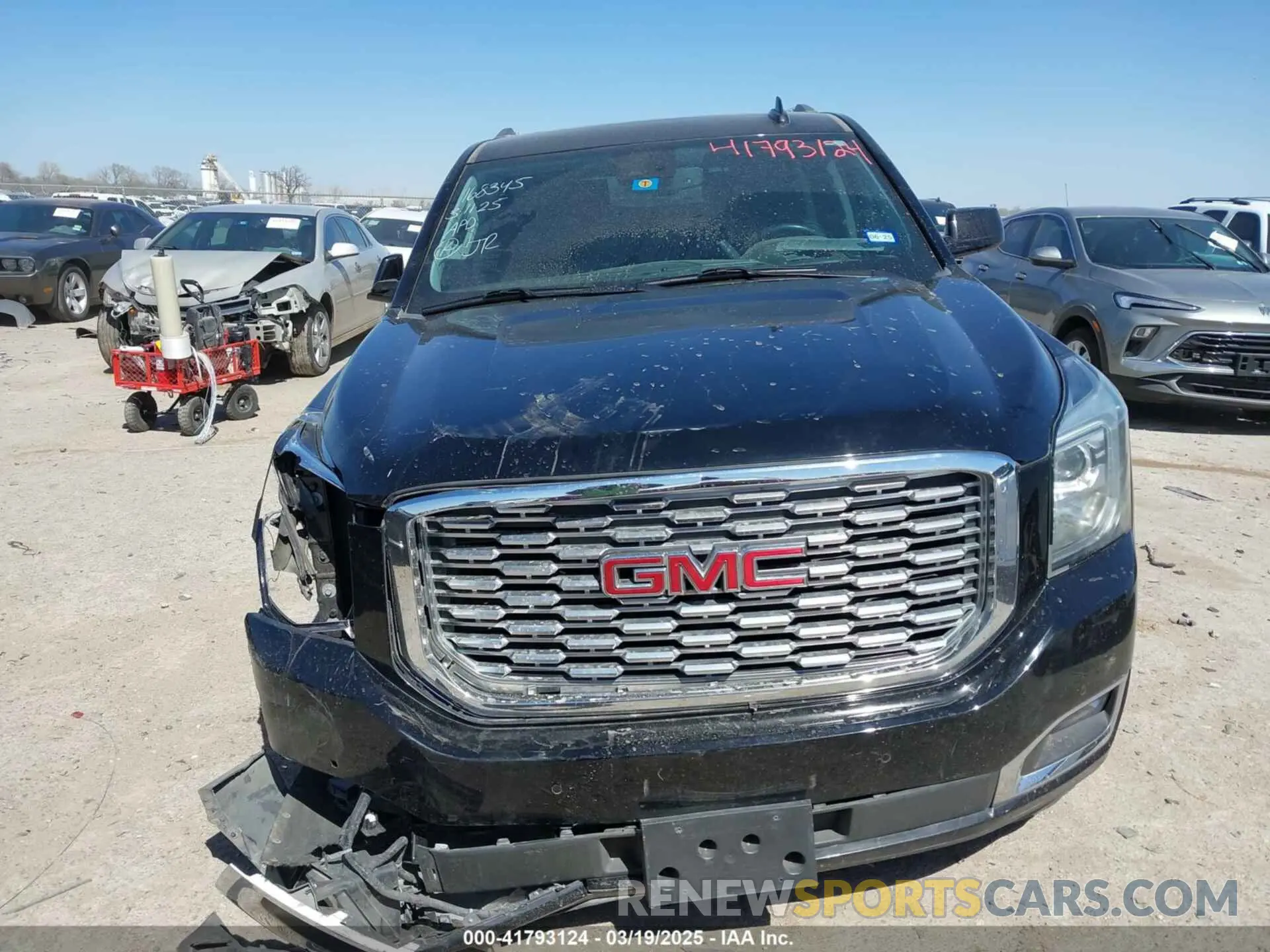 11 Photograph of a damaged car 1GKS1HKJXLR295039 GMC YUKON XL 2020