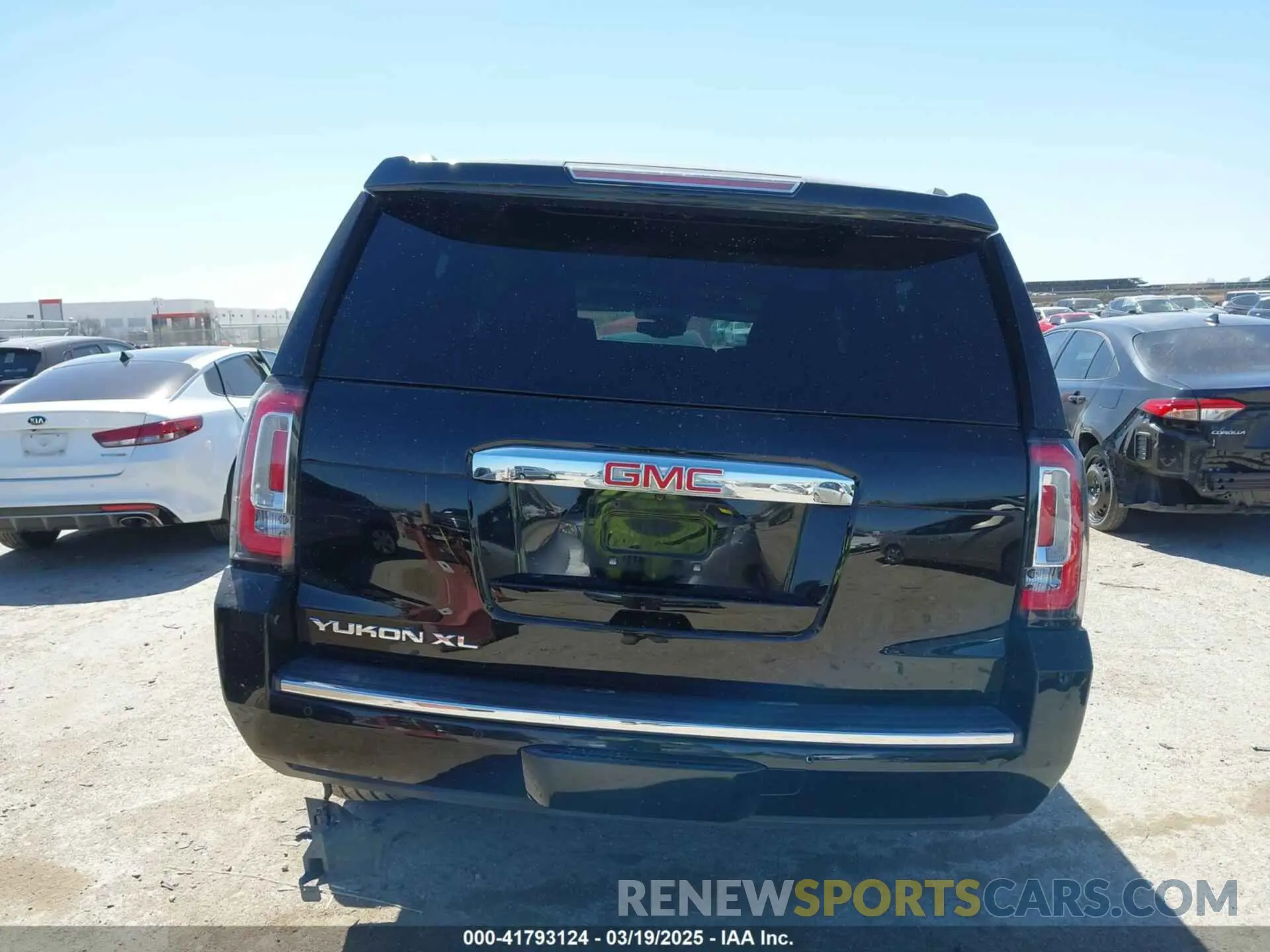 15 Photograph of a damaged car 1GKS1HKJXLR295039 GMC YUKON XL 2020