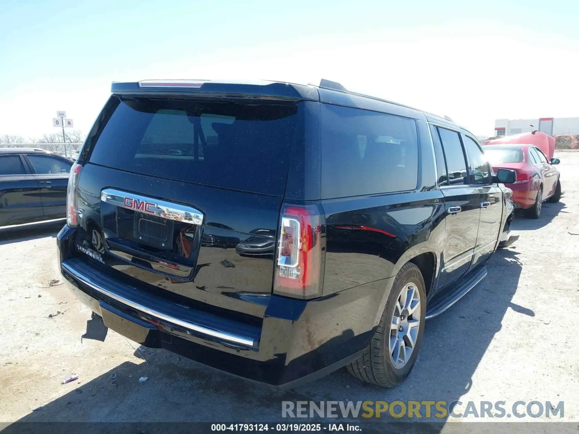 4 Photograph of a damaged car 1GKS1HKJXLR295039 GMC YUKON XL 2020