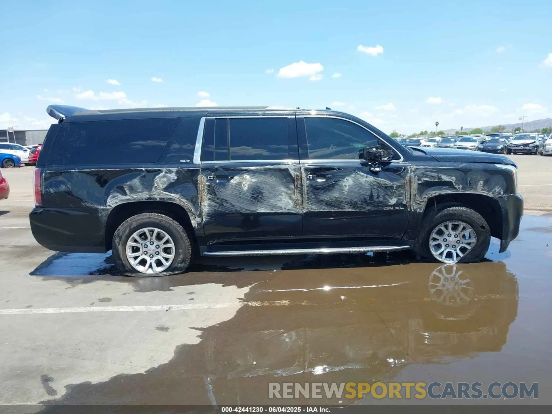 12 Photograph of a damaged car 1GKS2GKC0LR268974 GMC YUKON XL 2020