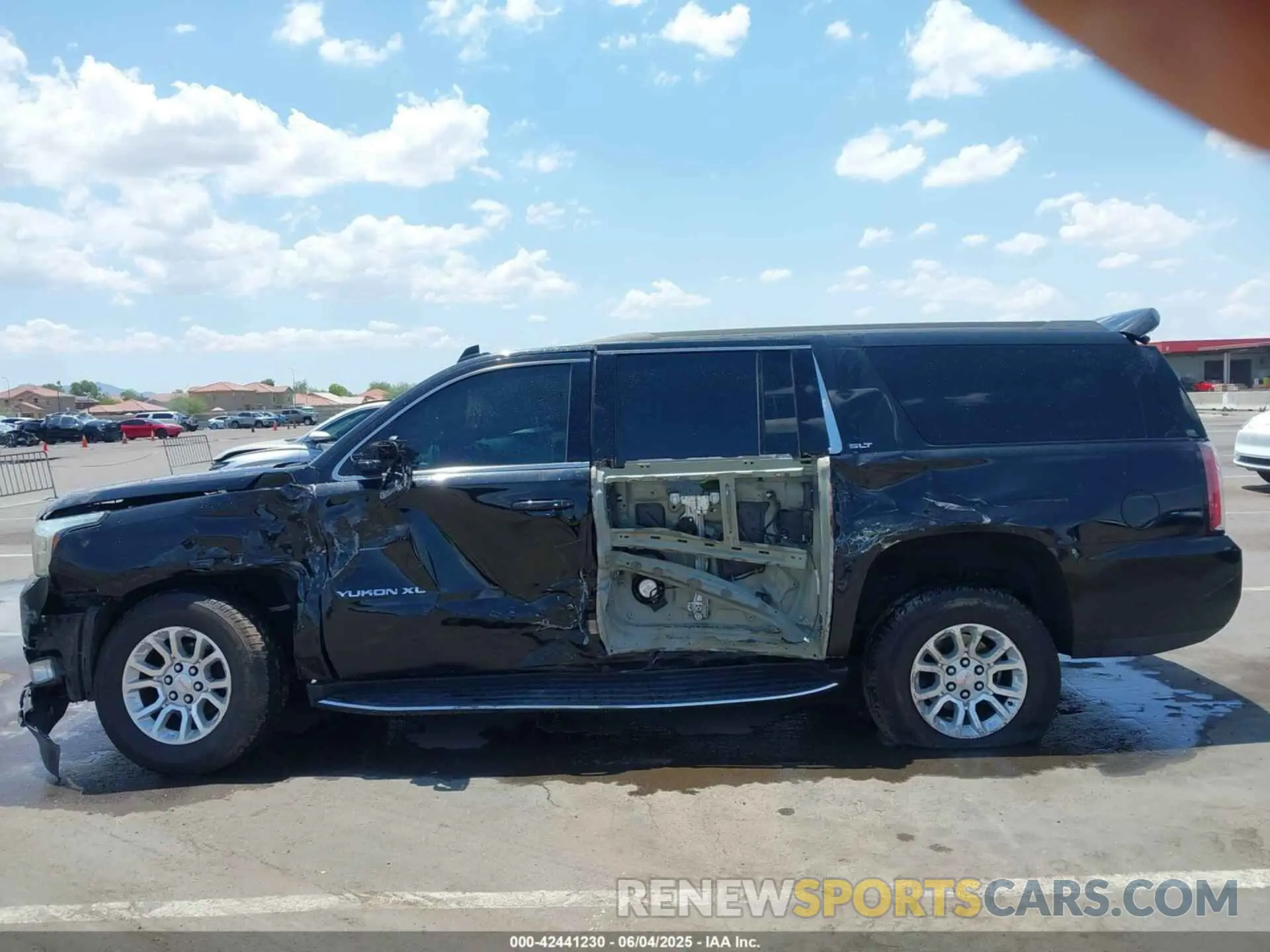13 Photograph of a damaged car 1GKS2GKC0LR268974 GMC YUKON XL 2020