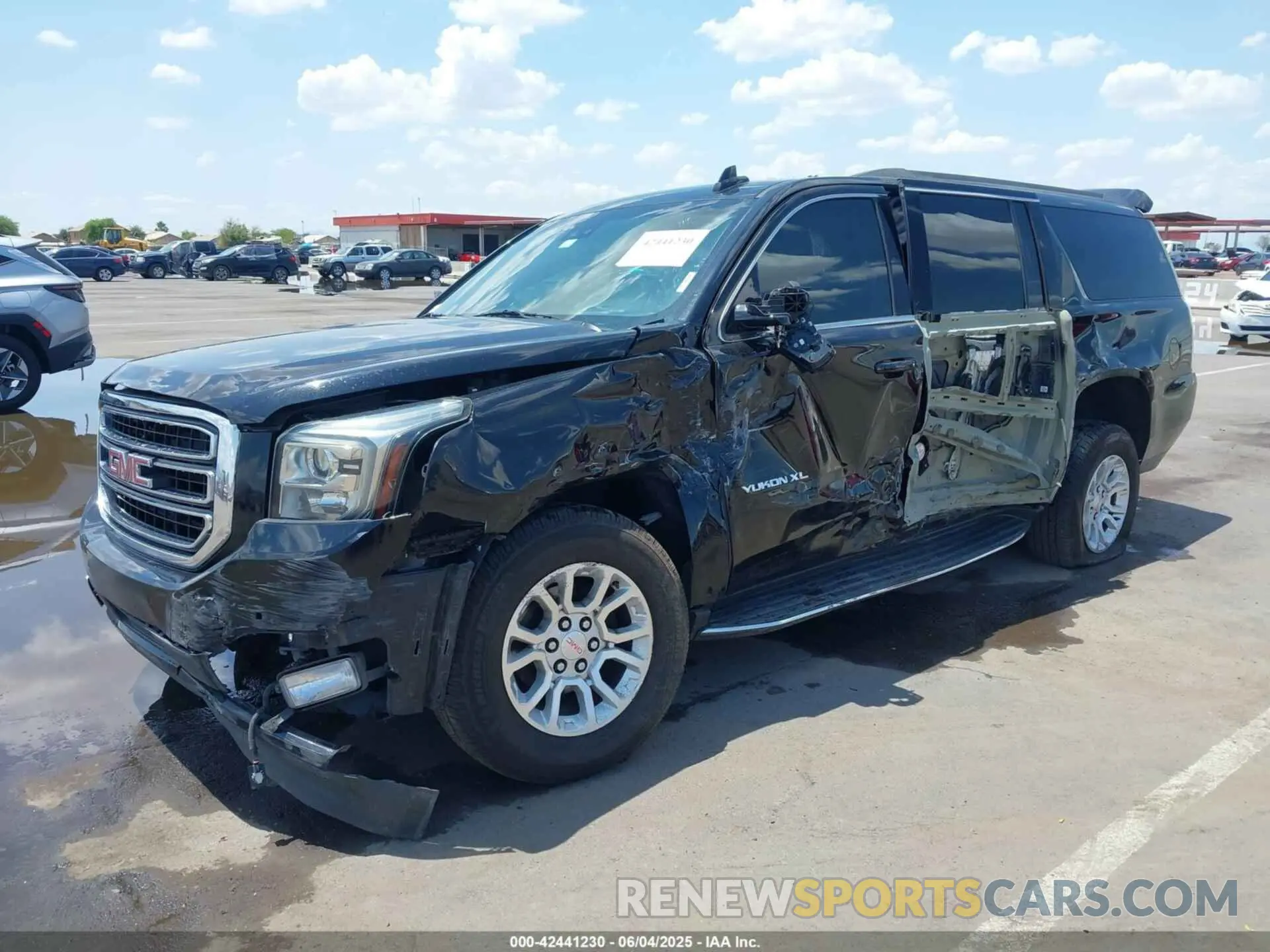 18 Photograph of a damaged car 1GKS2GKC0LR268974 GMC YUKON XL 2020