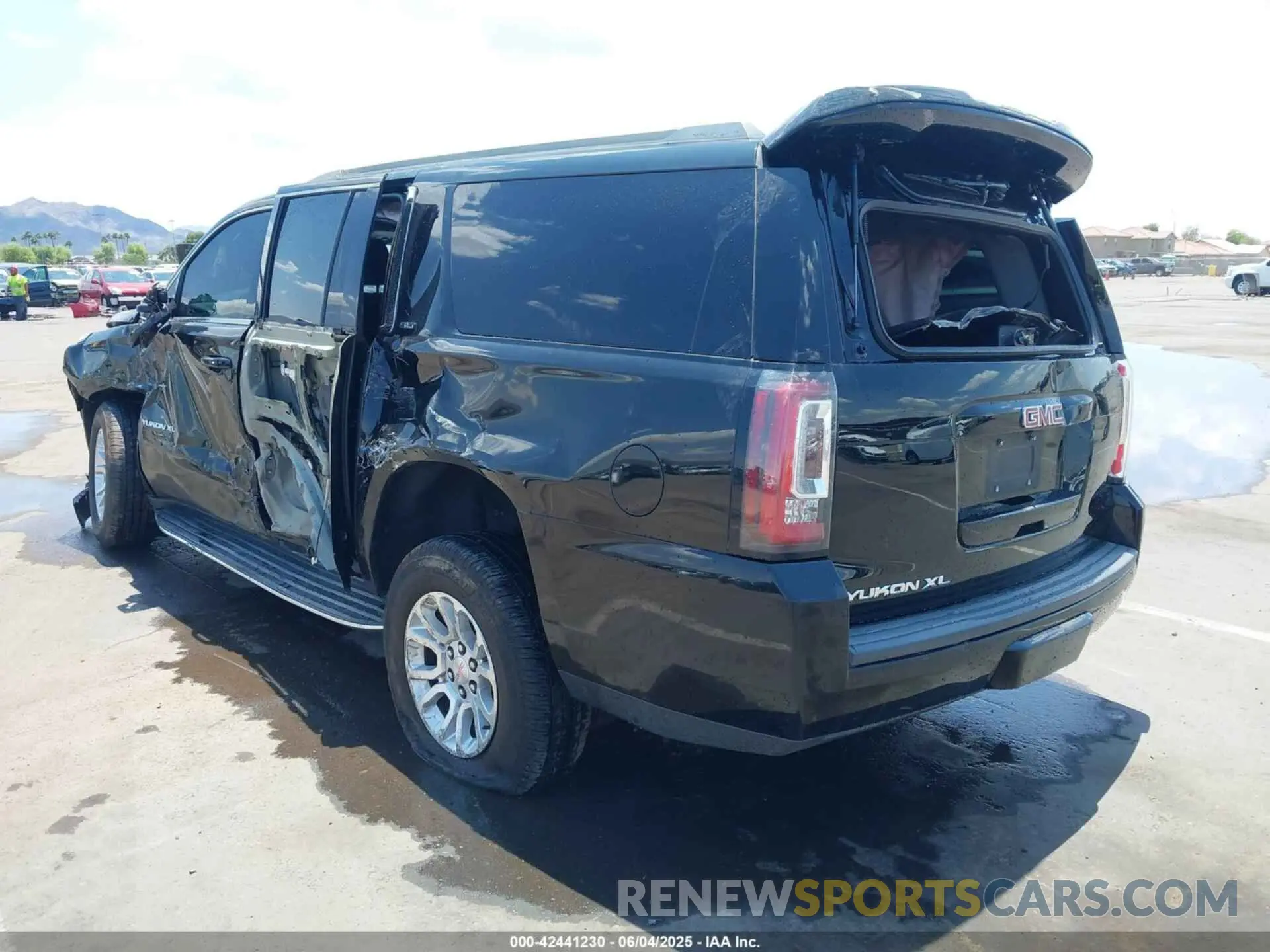3 Photograph of a damaged car 1GKS2GKC0LR268974 GMC YUKON XL 2020