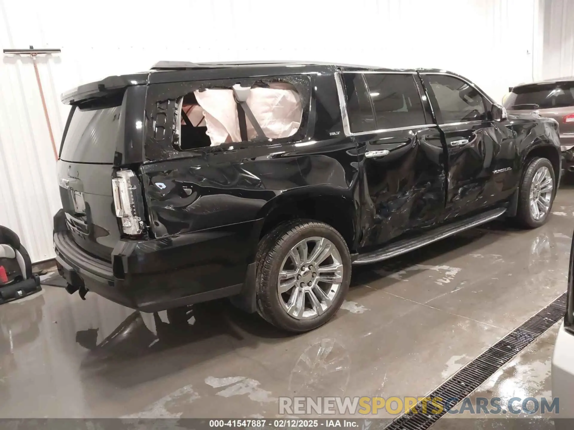 4 Photograph of a damaged car 1GKS2GKC1LR245977 GMC YUKON XL 2020