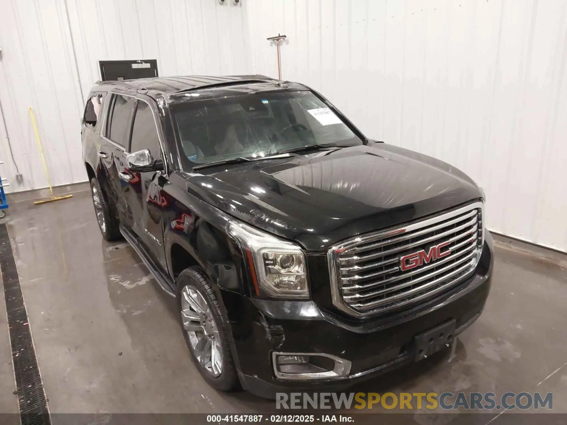 6 Photograph of a damaged car 1GKS2GKC1LR245977 GMC YUKON XL 2020