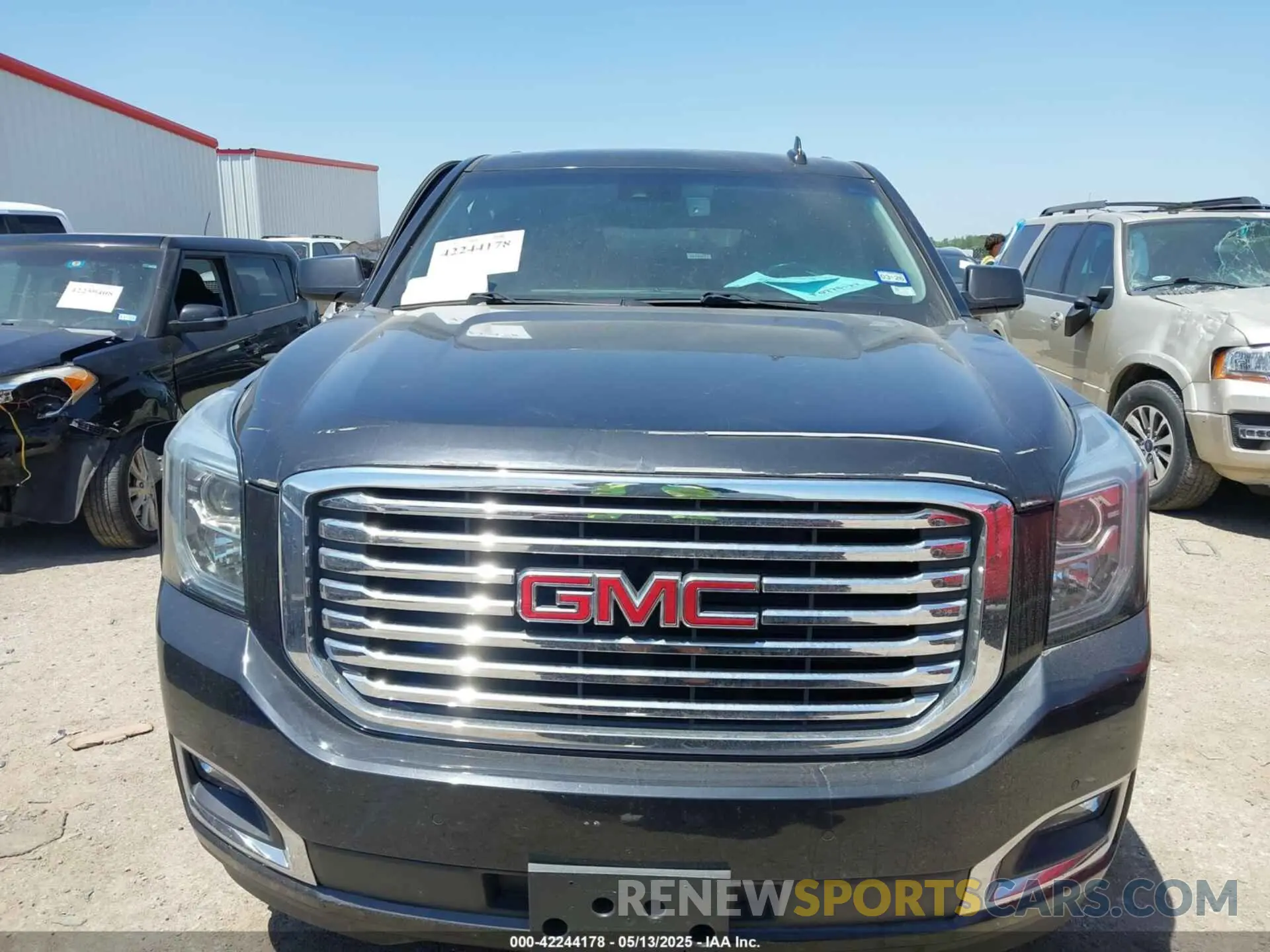 12 Photograph of a damaged car 1GKS2GKC4LR165735 GMC YUKON XL 2020