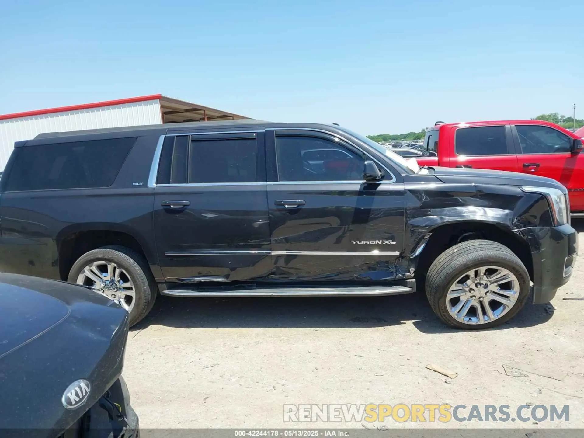 13 Photograph of a damaged car 1GKS2GKC4LR165735 GMC YUKON XL 2020