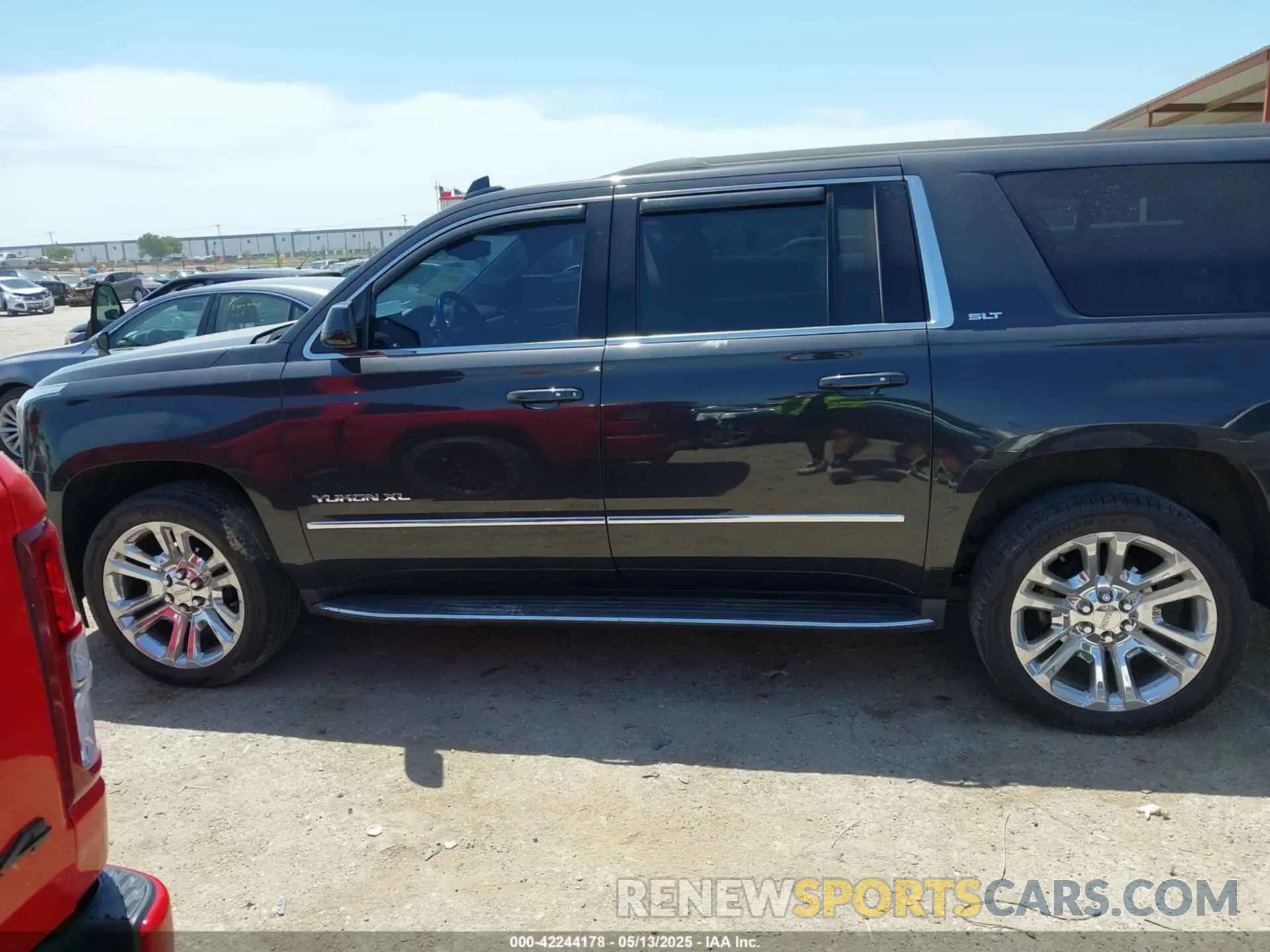 14 Photograph of a damaged car 1GKS2GKC4LR165735 GMC YUKON XL 2020