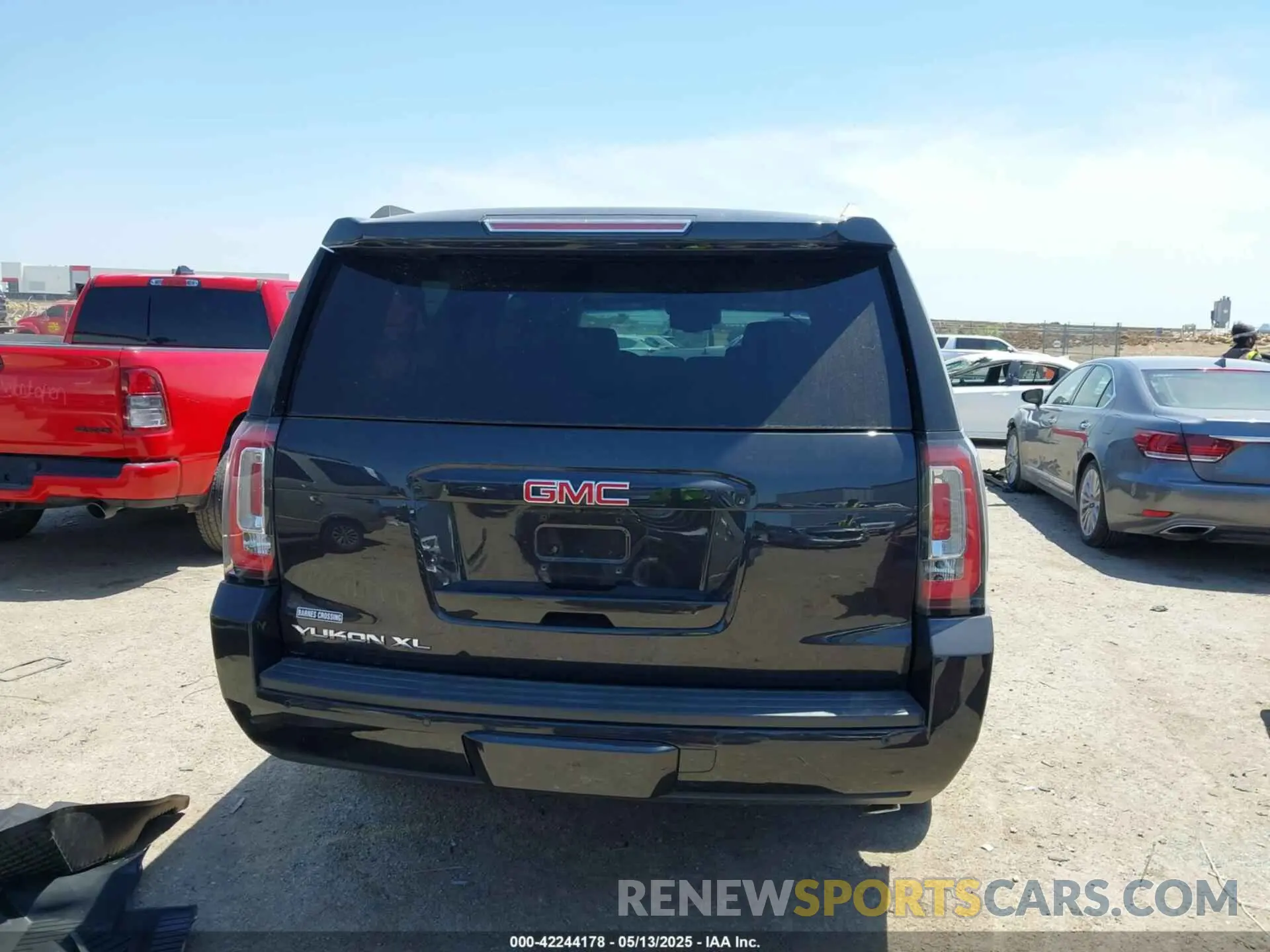 16 Photograph of a damaged car 1GKS2GKC4LR165735 GMC YUKON XL 2020