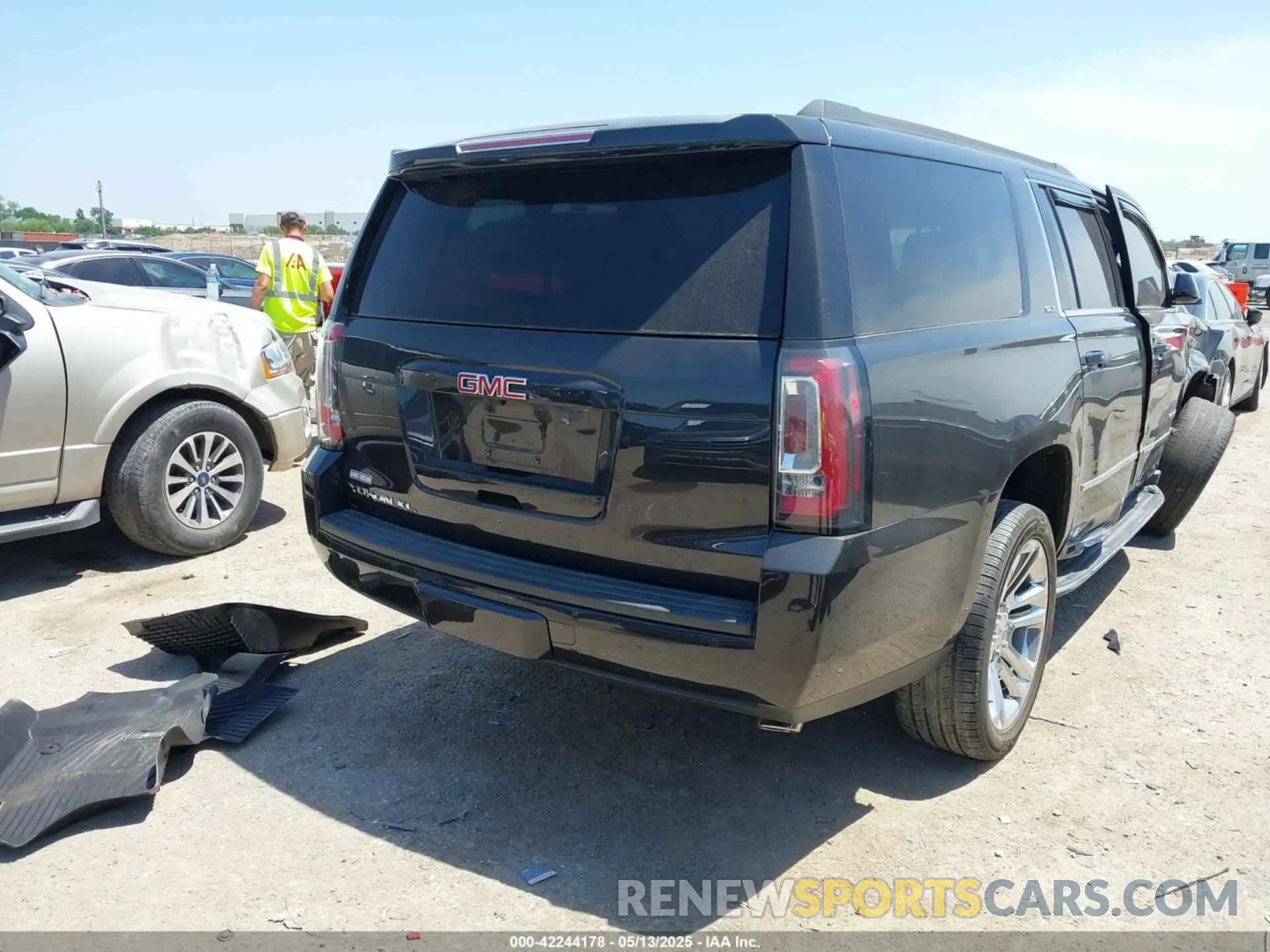 4 Photograph of a damaged car 1GKS2GKC4LR165735 GMC YUKON XL 2020