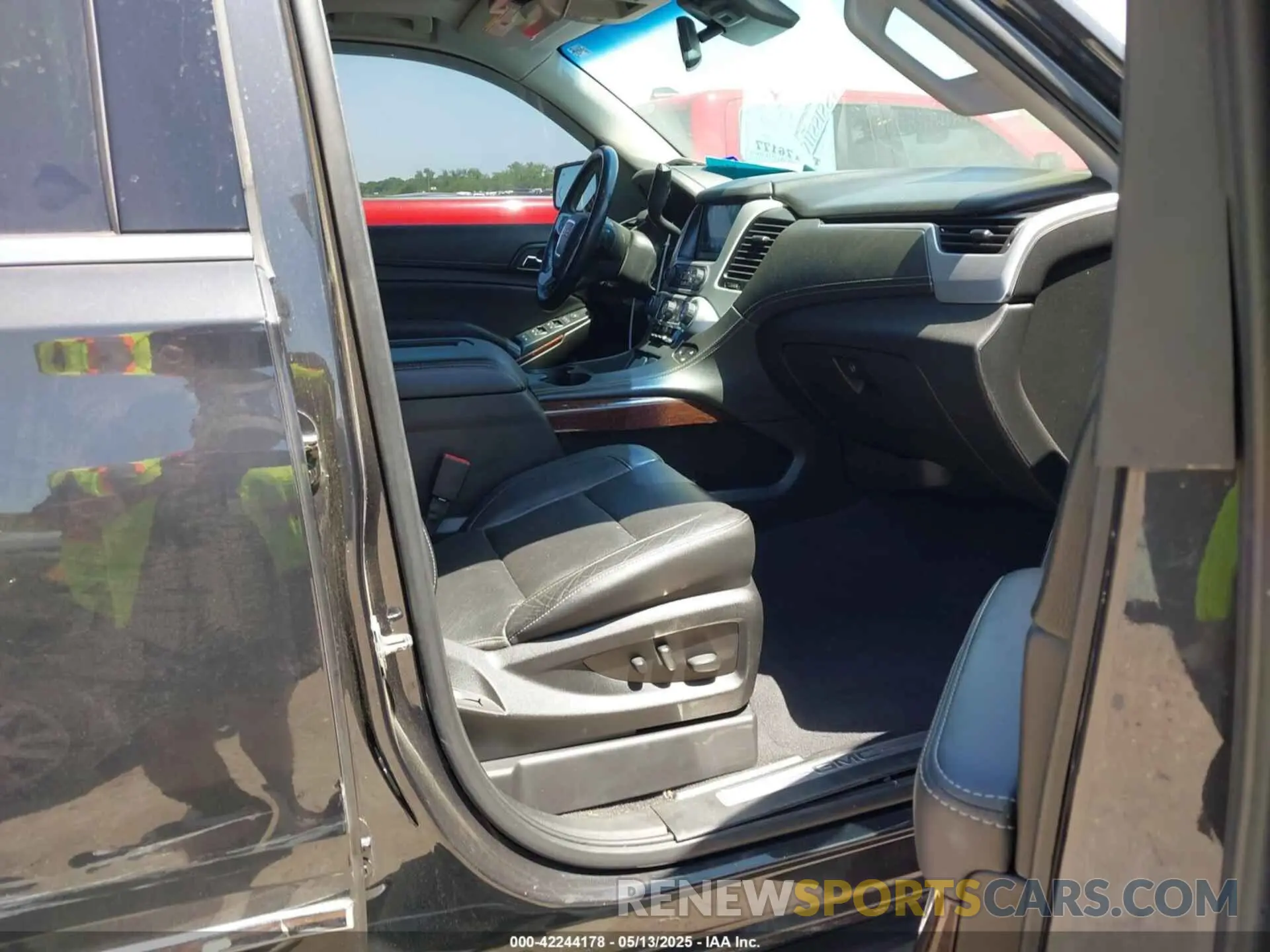 5 Photograph of a damaged car 1GKS2GKC4LR165735 GMC YUKON XL 2020