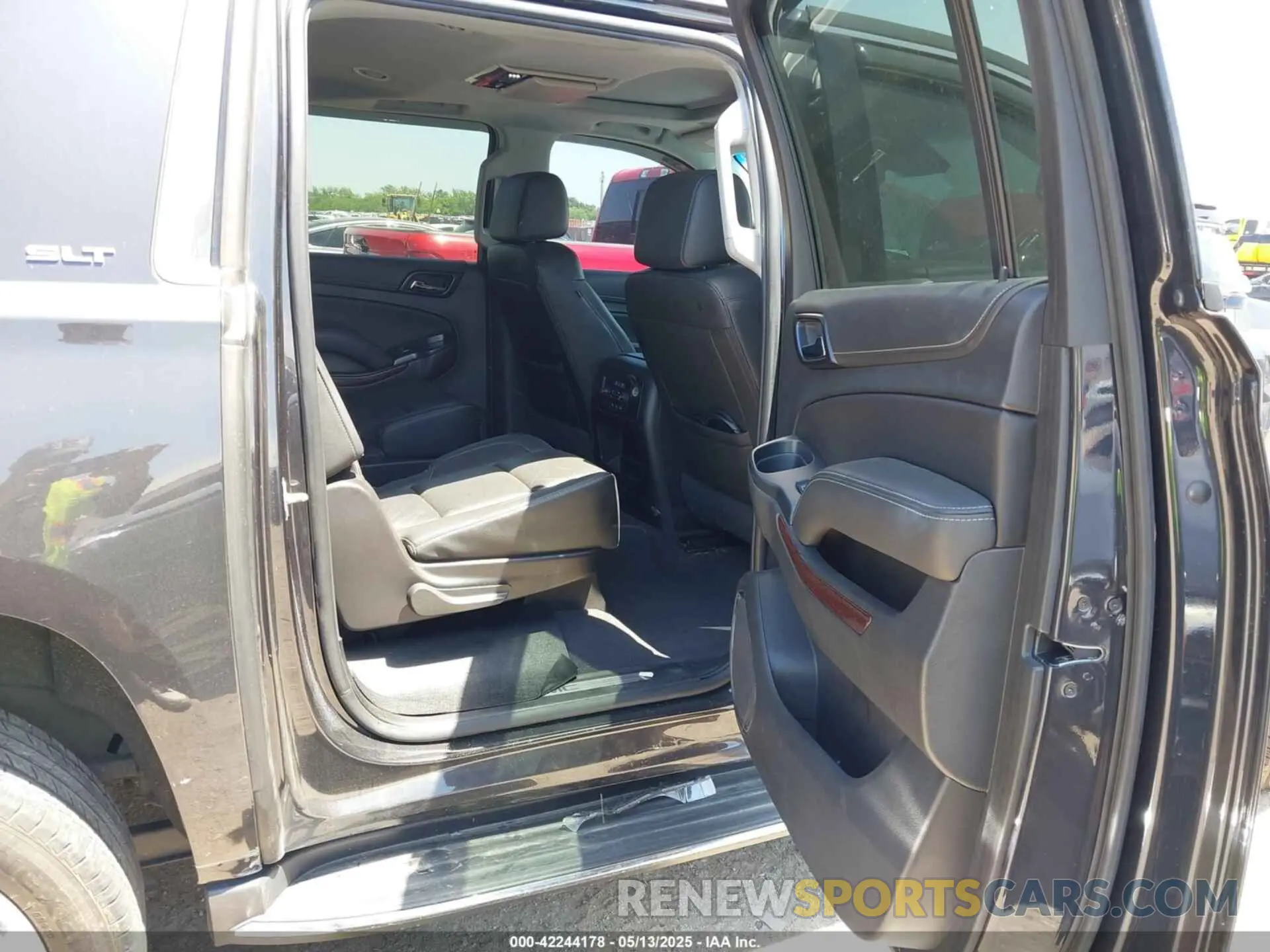 8 Photograph of a damaged car 1GKS2GKC4LR165735 GMC YUKON XL 2020