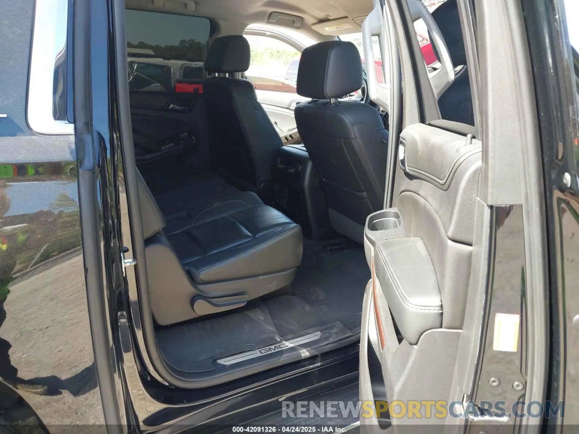 8 Photograph of a damaged car 1GKS2GKCXLR291176 GMC YUKON XL 2020