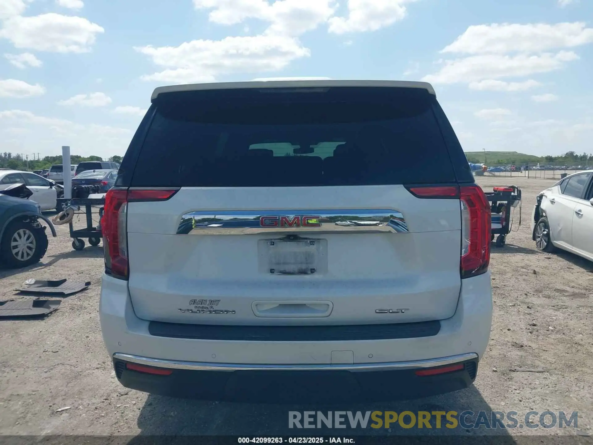 17 Photograph of a damaged car 1GKS1GKD8MR328173 GMC YUKON XL 2021