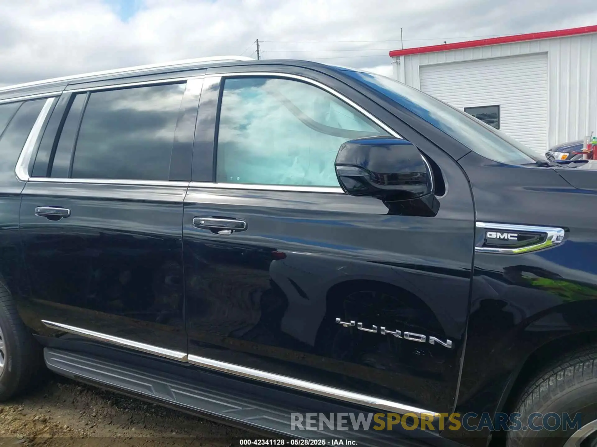 13 Photograph of a damaged car 1GKS2GKD3MR148175 GMC YUKON XL 2021
