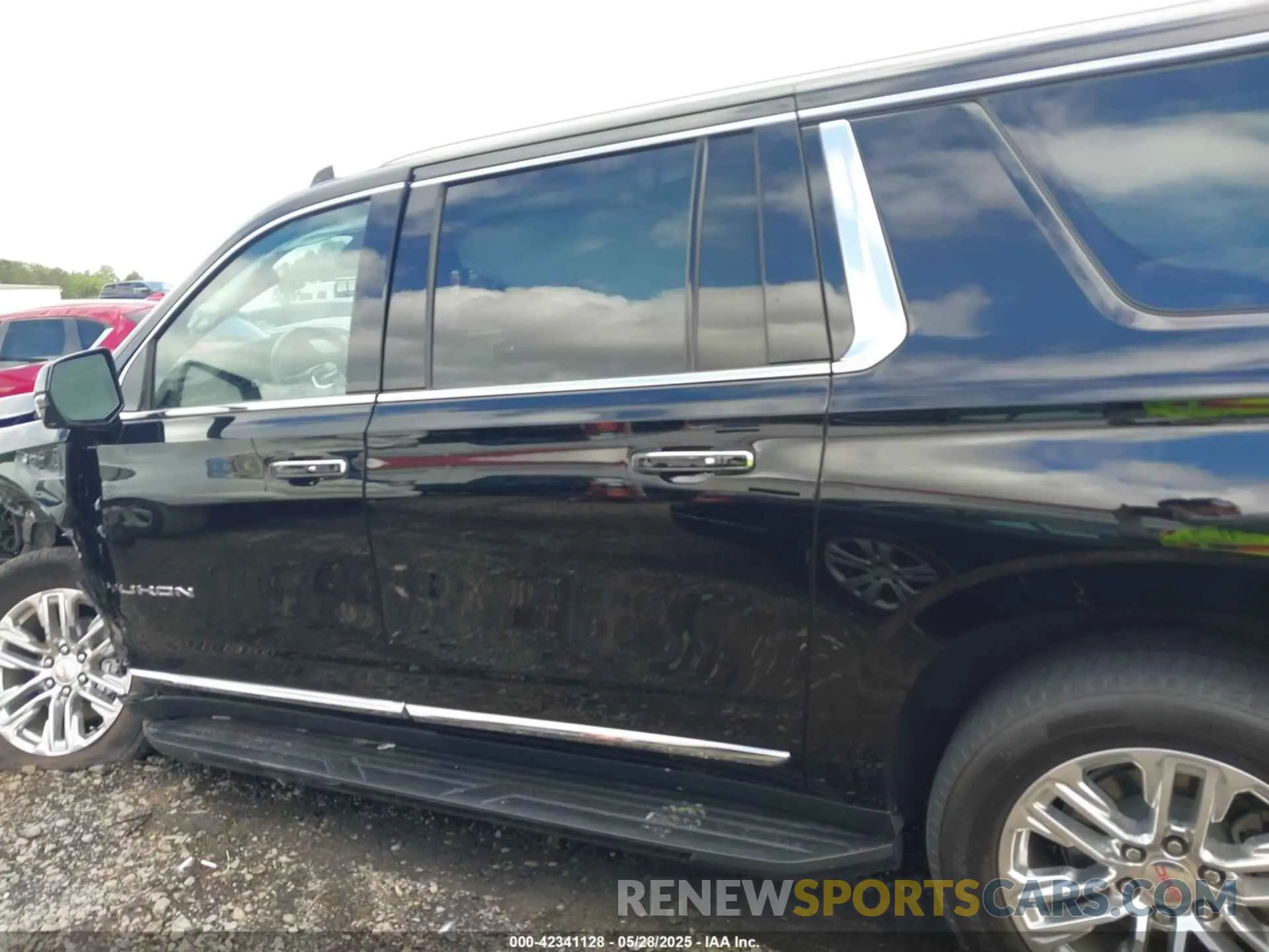 14 Photograph of a damaged car 1GKS2GKD3MR148175 GMC YUKON XL 2021