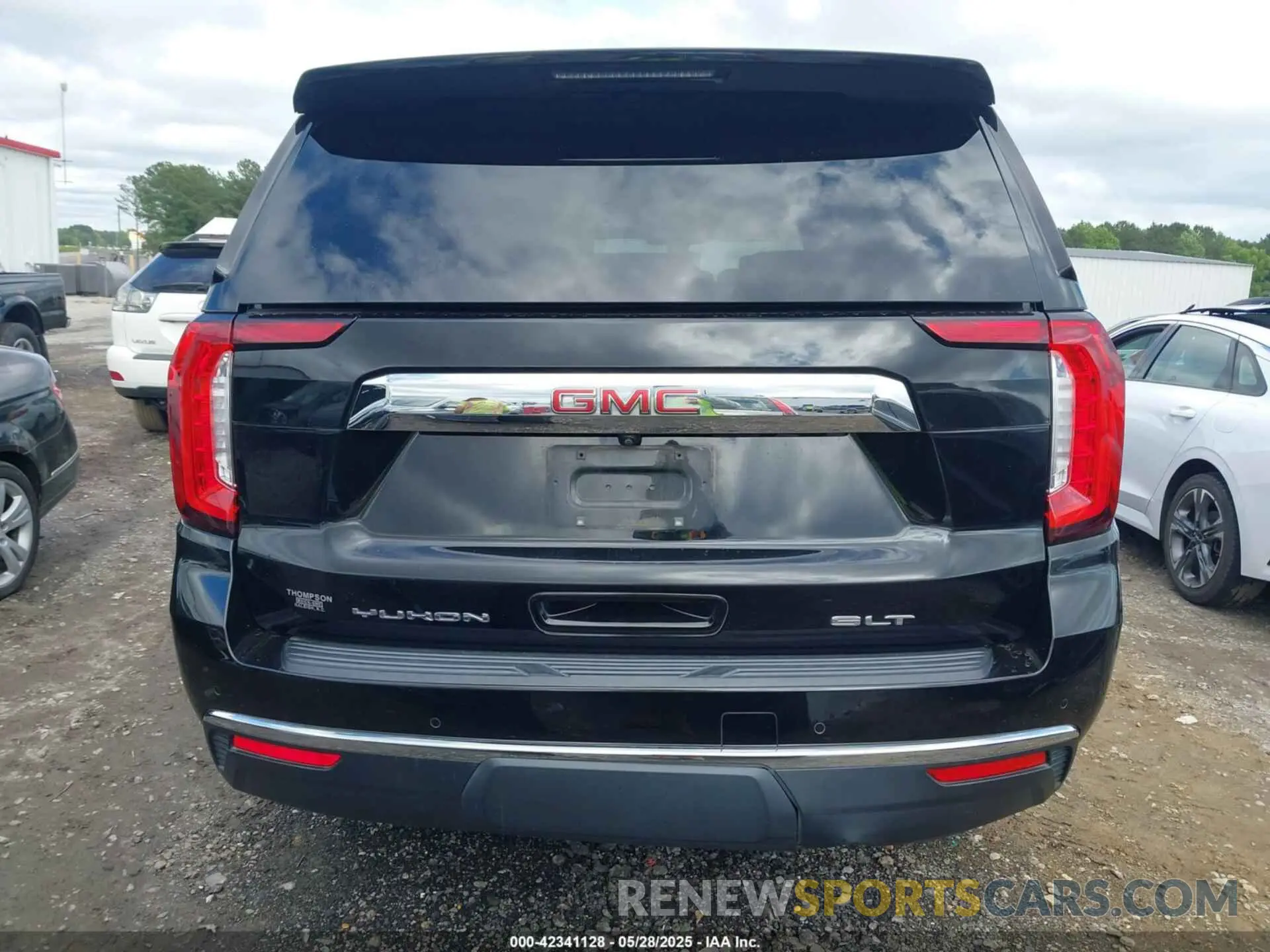 16 Photograph of a damaged car 1GKS2GKD3MR148175 GMC YUKON XL 2021
