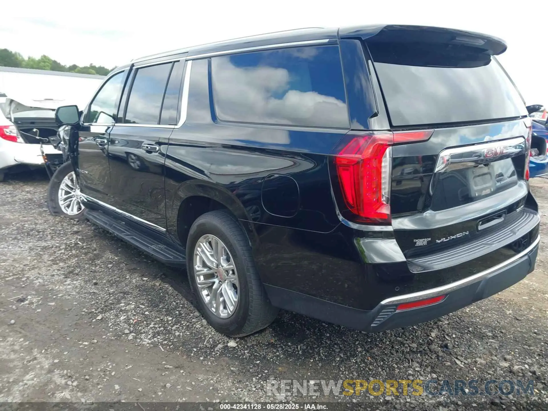 3 Photograph of a damaged car 1GKS2GKD3MR148175 GMC YUKON XL 2021